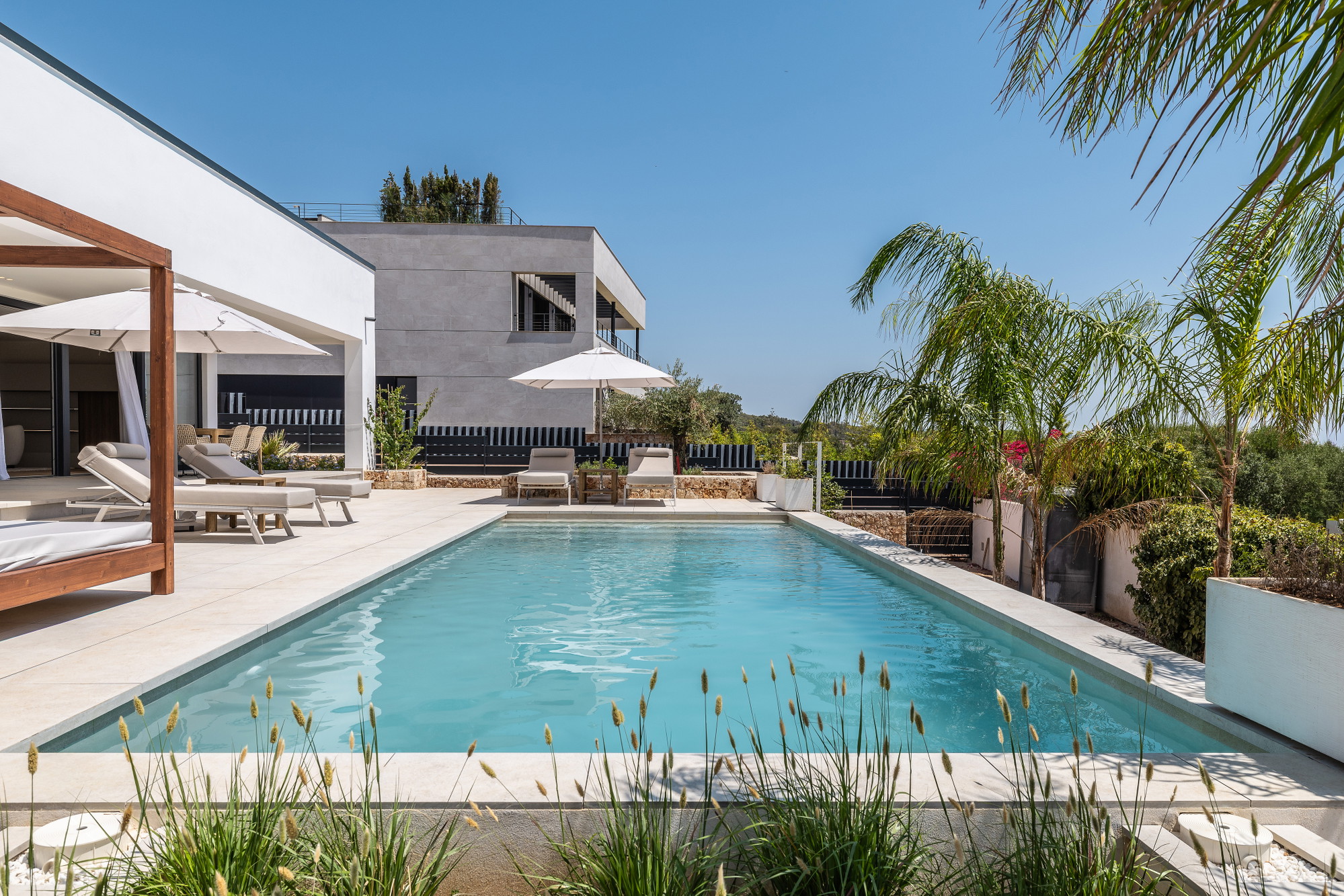 Moderne designvilla met uitzicht op de baai van Palma