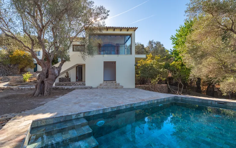 Charming renovated house with sea and mountain views in George Sand