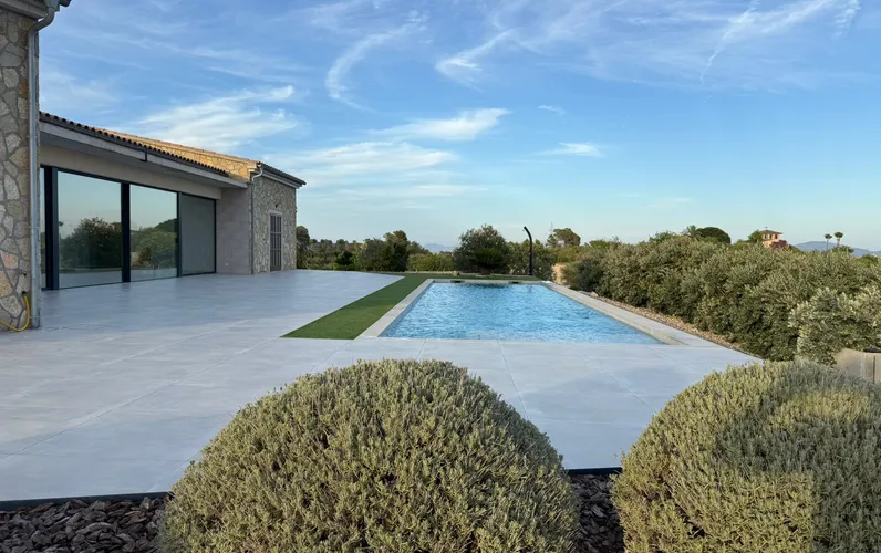 Casa de nueva construcción en una planta con vistas