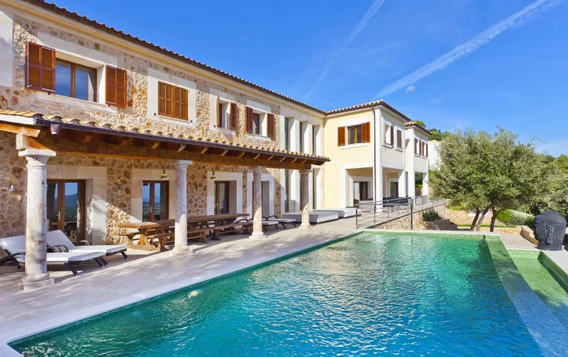 Lussuosa villa di design in posizione privilegiata sul campo da golf di Pollensa con fantastica vista sul mare