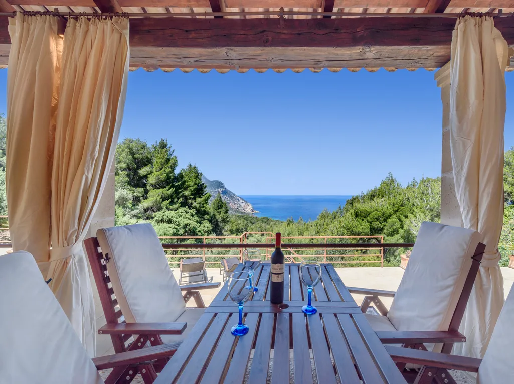 Propriété unique avec vue imprenable sur la mer-1