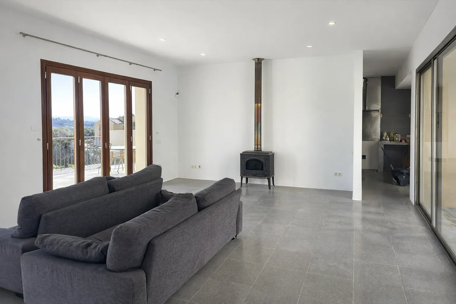 Casa de poble amb jardí i vistes obertes al Puig de Santa Magdalena-2