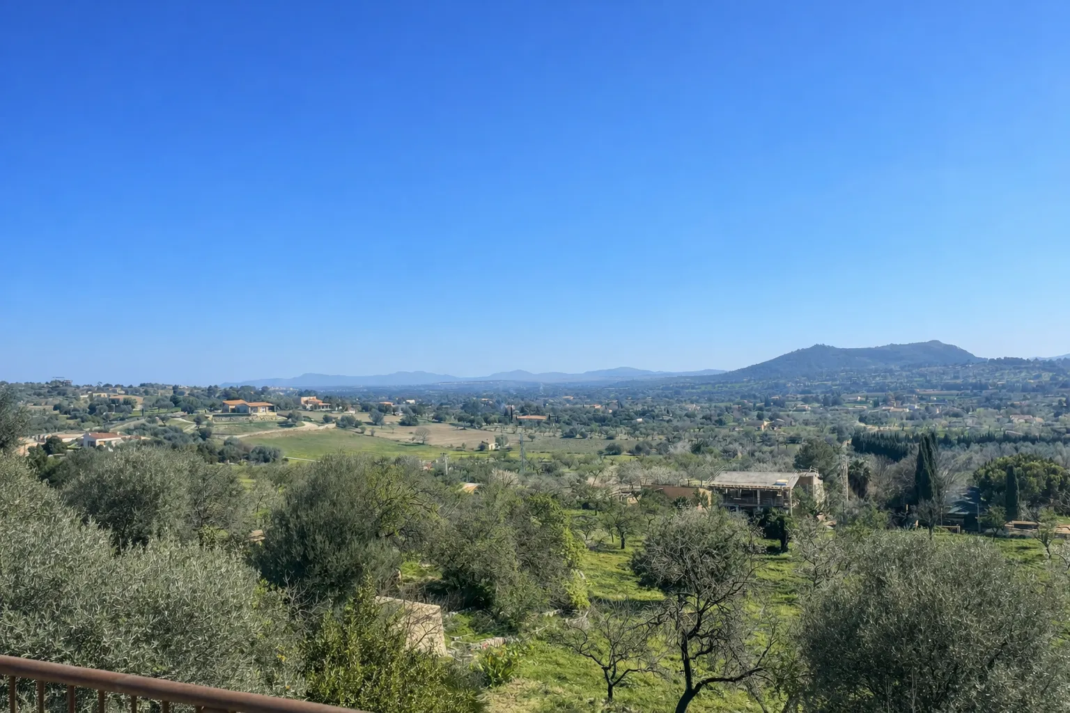 Casa de poble amb jardí i vistes obertes al Puig de Santa Magdalena-11