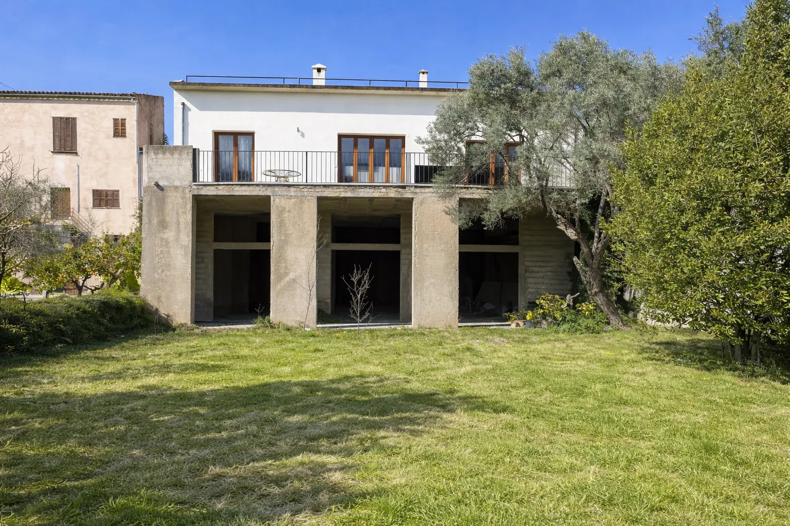 Casa de poble amb jardí i vistes obertes al Puig de Santa Magdalena-1