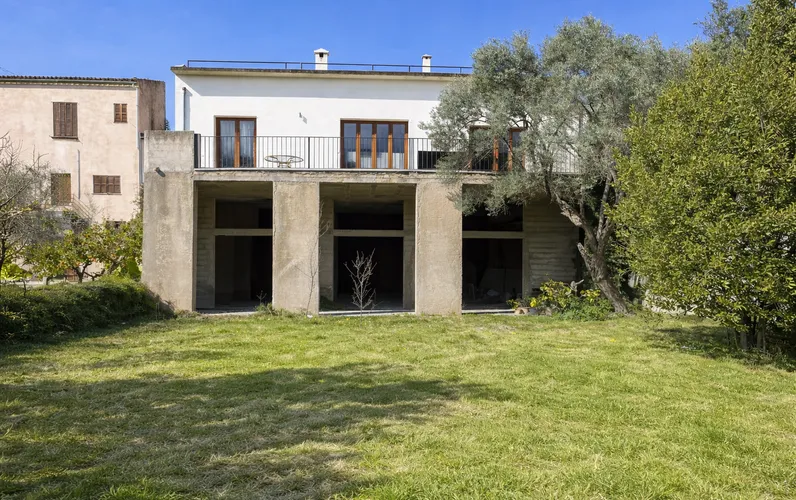 Casa de poble amb jardí i vistes obertes al Puig de Santa Magdalena