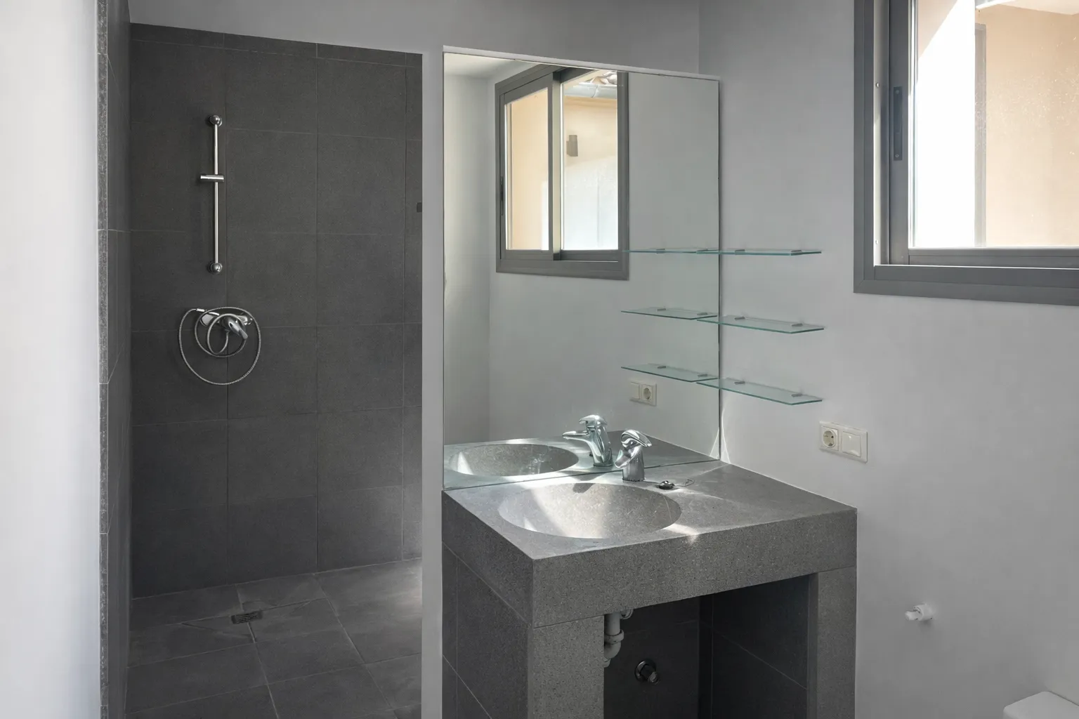 Casa de poble amb jardí i vistes obertes al Puig de Santa Magdalena-9