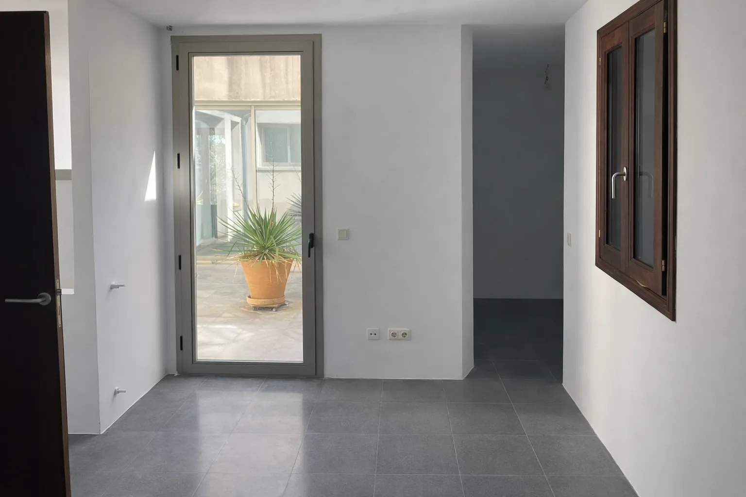 Casa de poble amb jardí i vistes obertes al Puig de Santa Magdalena-8