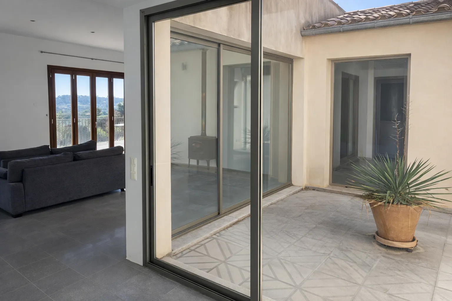 Casa de poble amb jardí i vistes obertes al Puig de Santa Magdalena-3