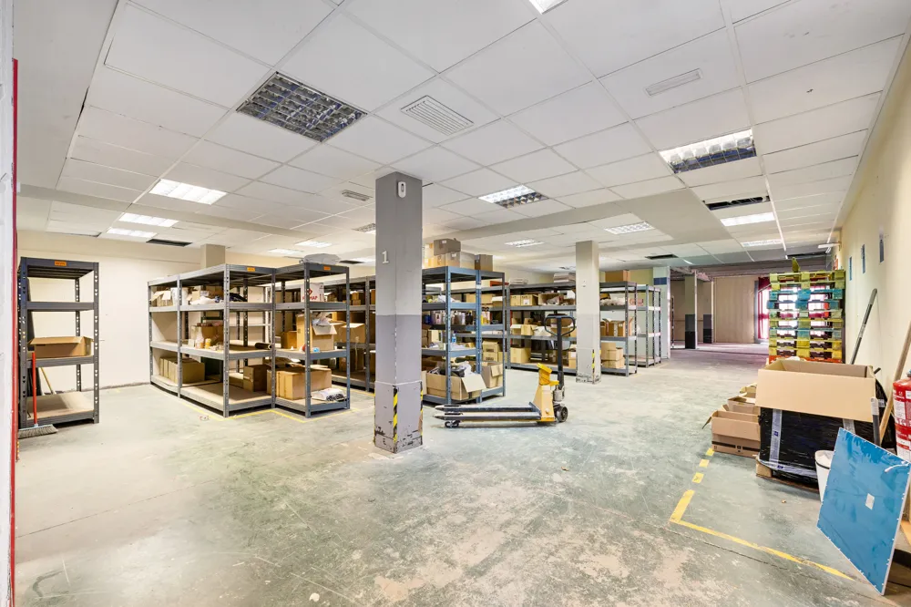 Rummelig lagerbygning med kontorer i Llucmajor-6