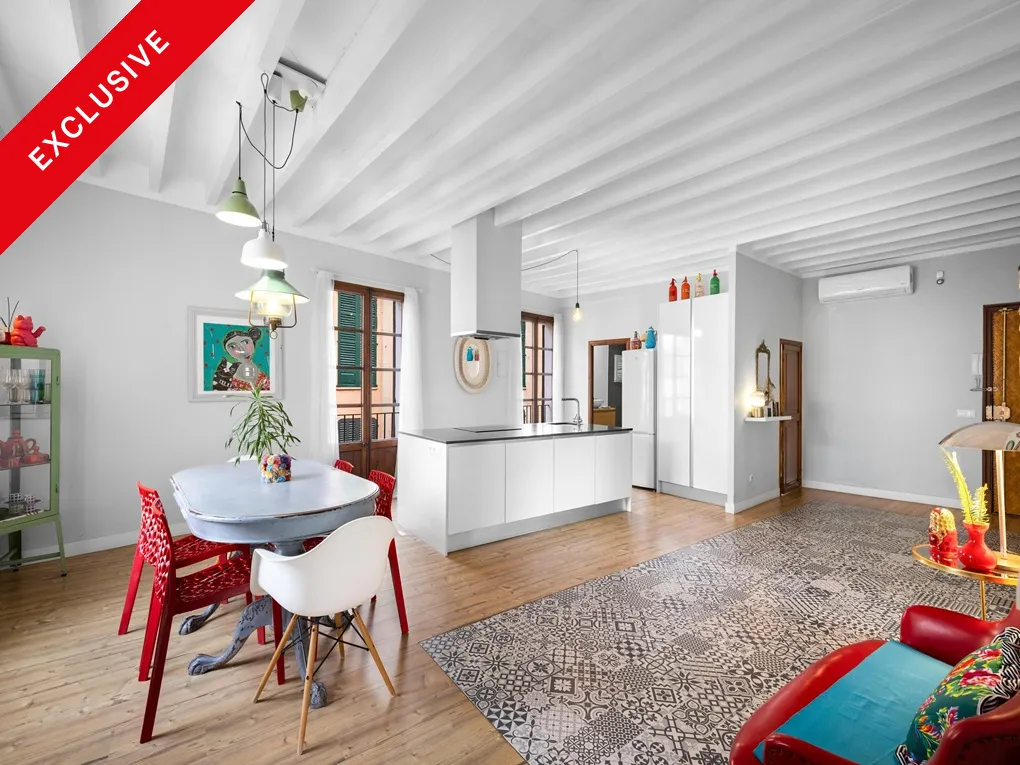 Sunny apartment with character, balcony, and communal terrace in Plaza Mayor-1