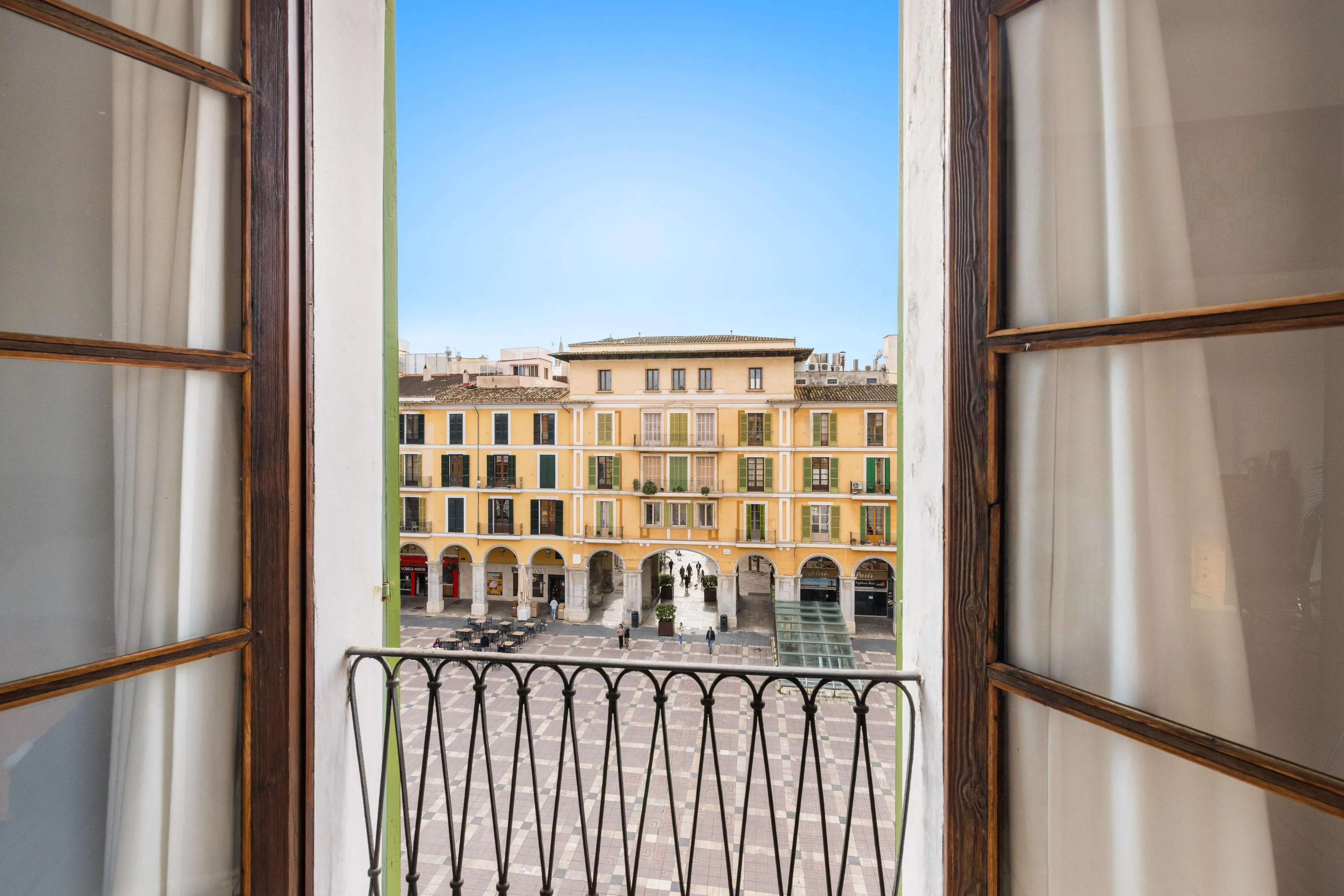Sunny apartment with character, balcony  and communal terrace in Plaza Mayor-2