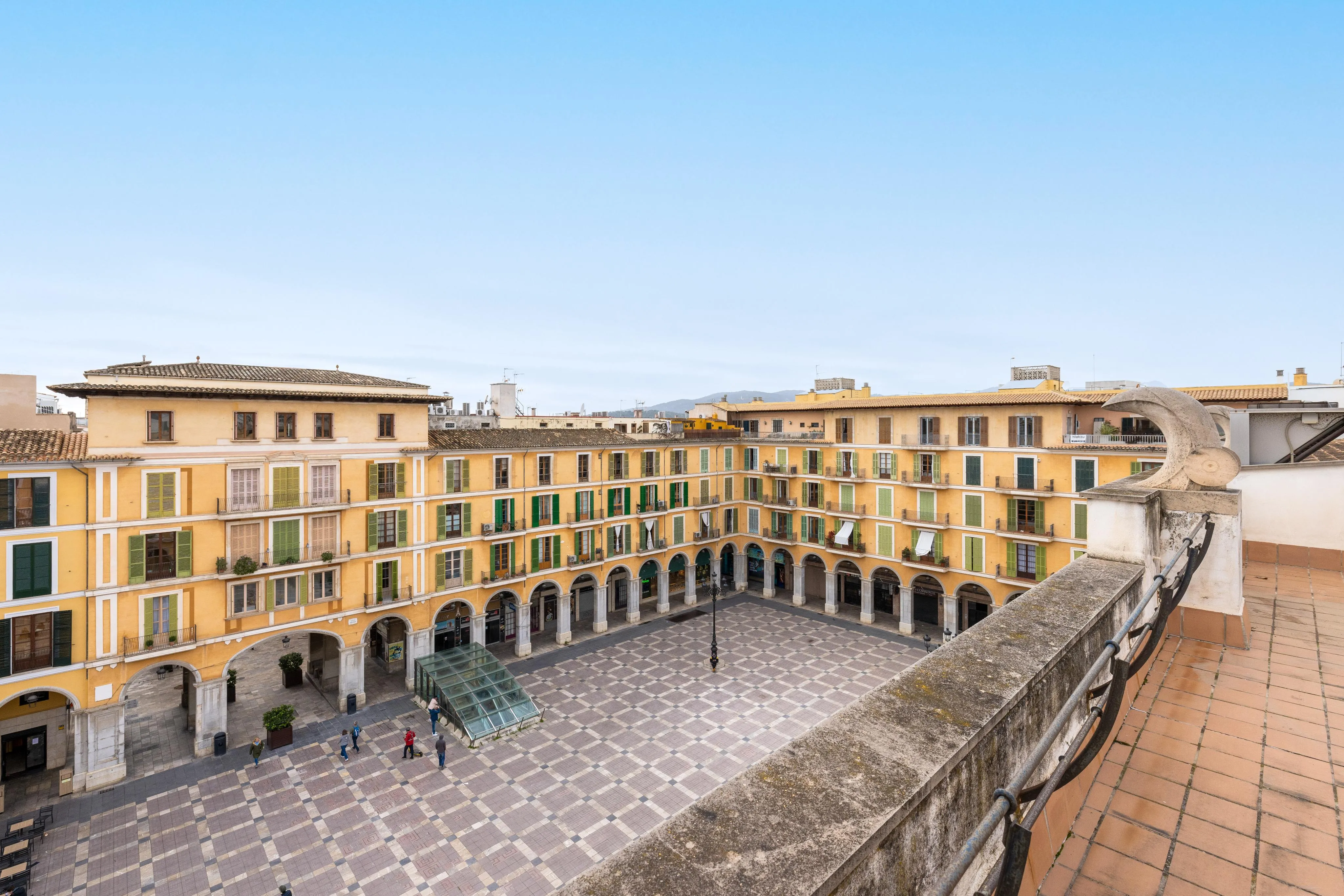 Sunny apartment with character, balcony, and communal terrace in Plaza Mayor-10