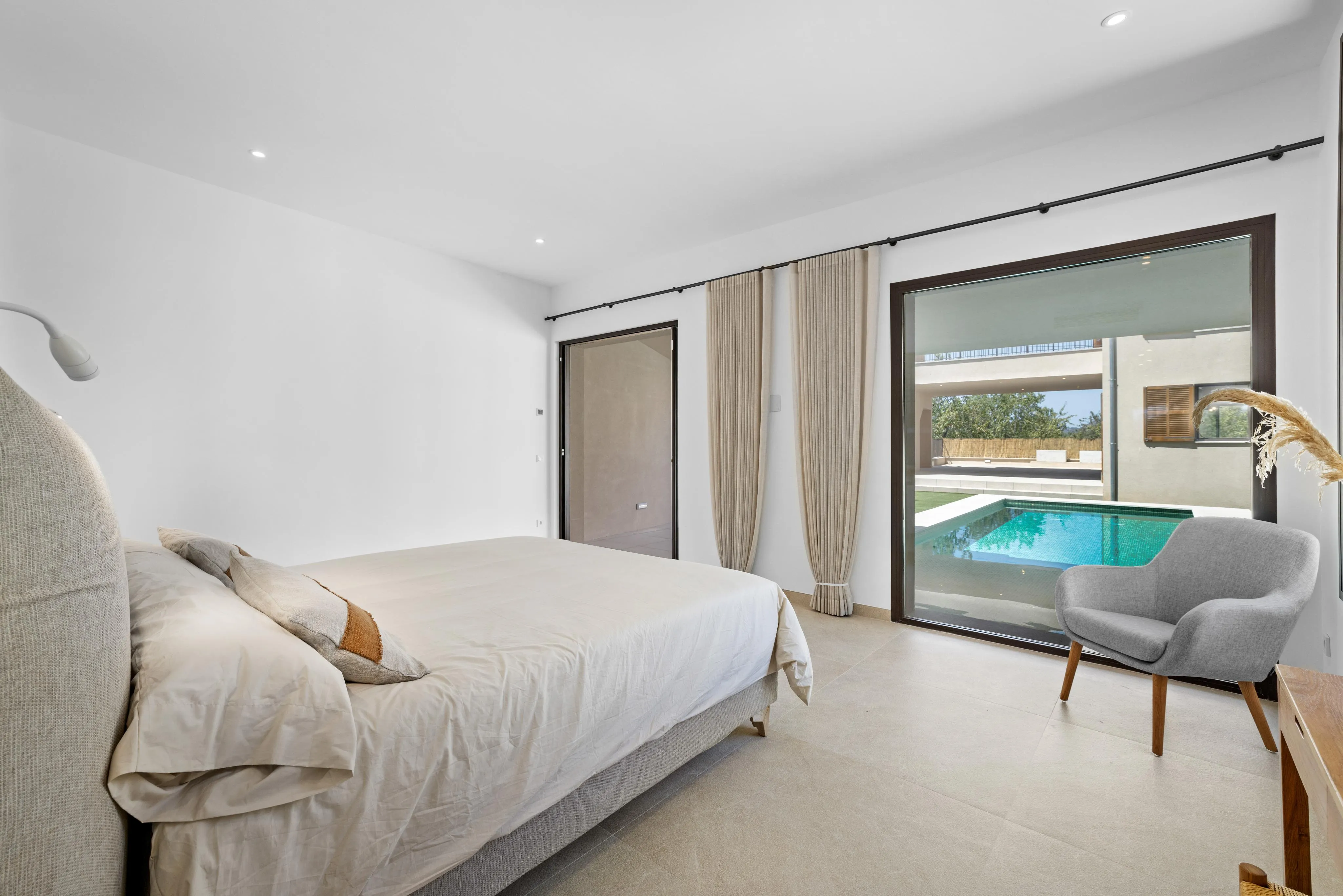 Tidlös elegans möter mallorkinskt byliv - nybyggd villa i Calvià-10