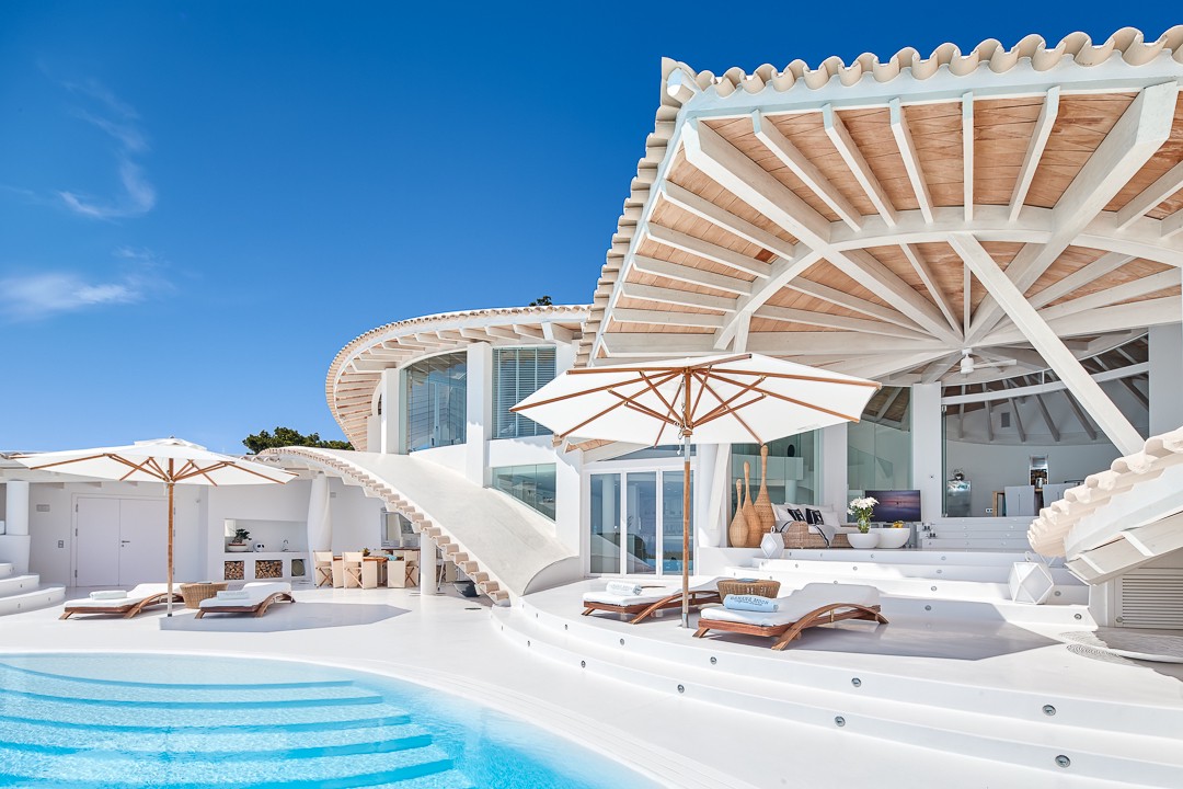 "Sea Gull"-Villa with outstanding architecture and sea views