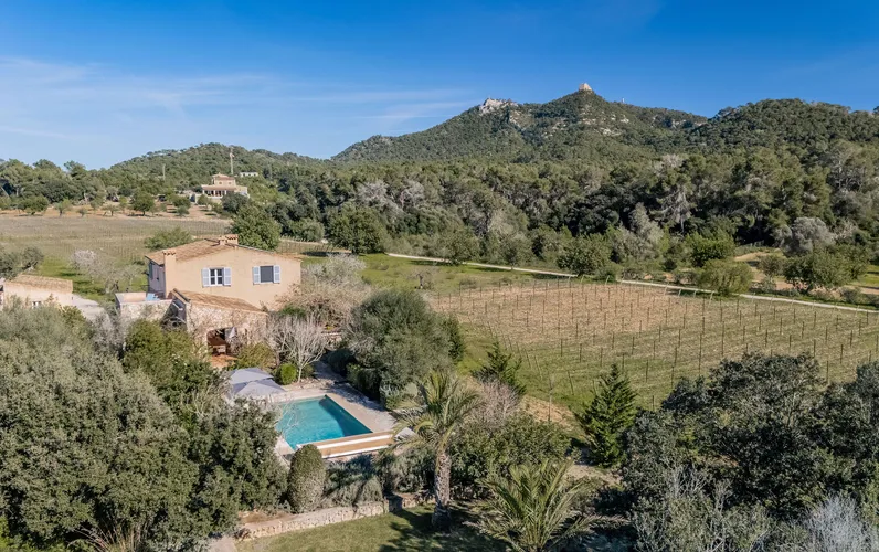 Finca mediterranea con vigneto, piscina e vista sul San Salvador