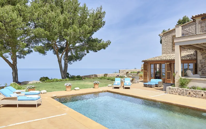 Villa au sommet d'une montagne avec vue sur la mer