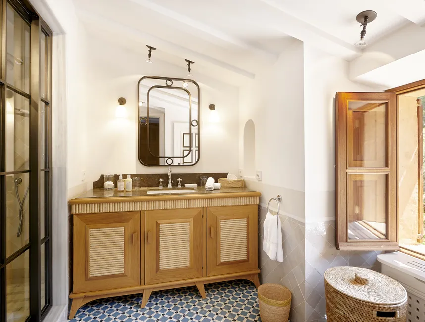 Willa na szczycie góry z widokiem na morze-15