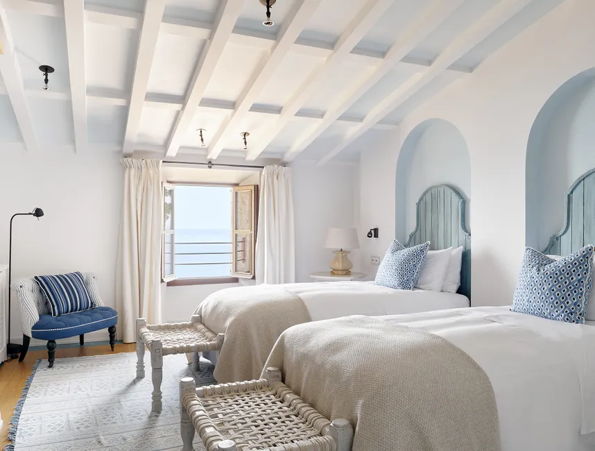 Willa na szczycie góry z widokiem na morze-19