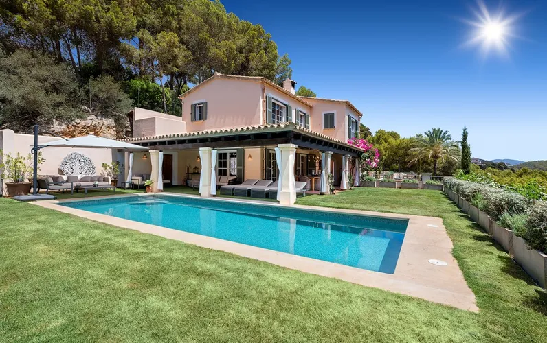 Villa mediterránea con vistas al mar y proyecto