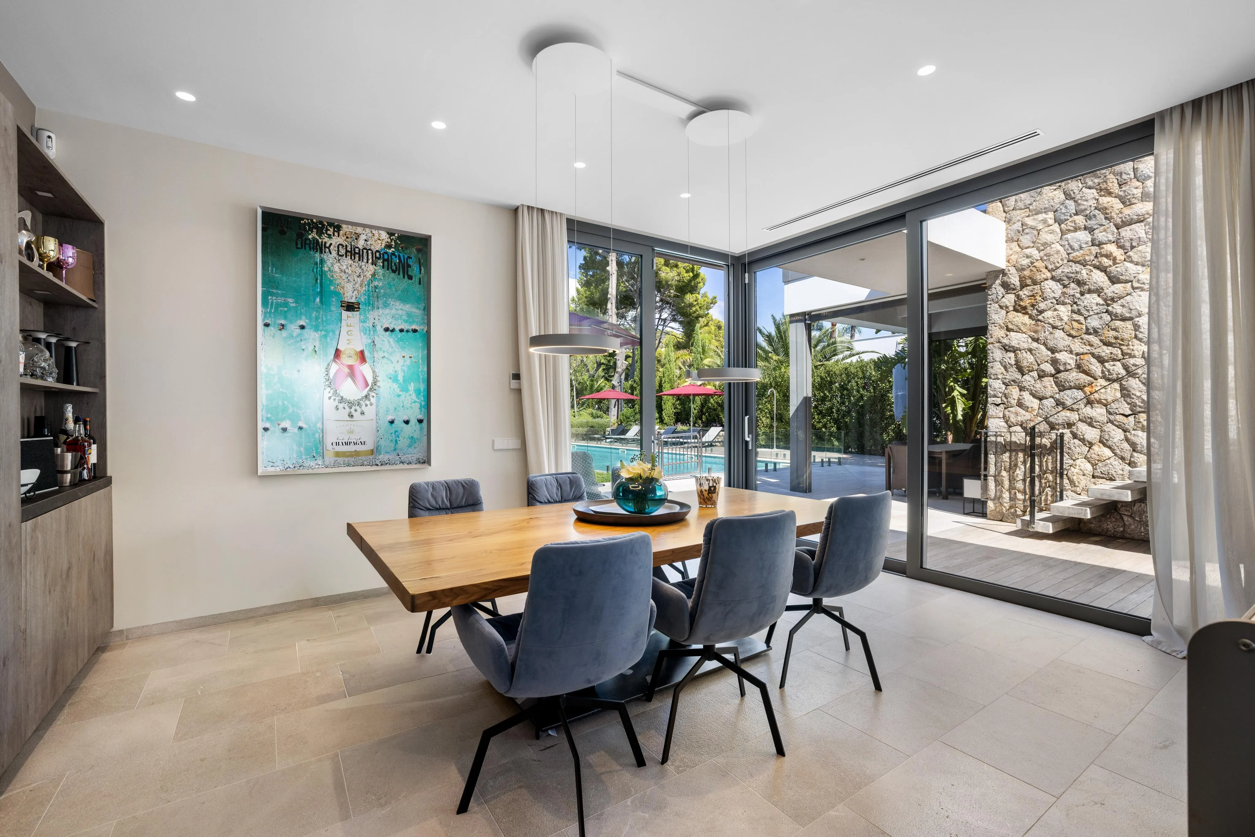 Villa af høj kvalitet med havudsigt, stor have og pool-8