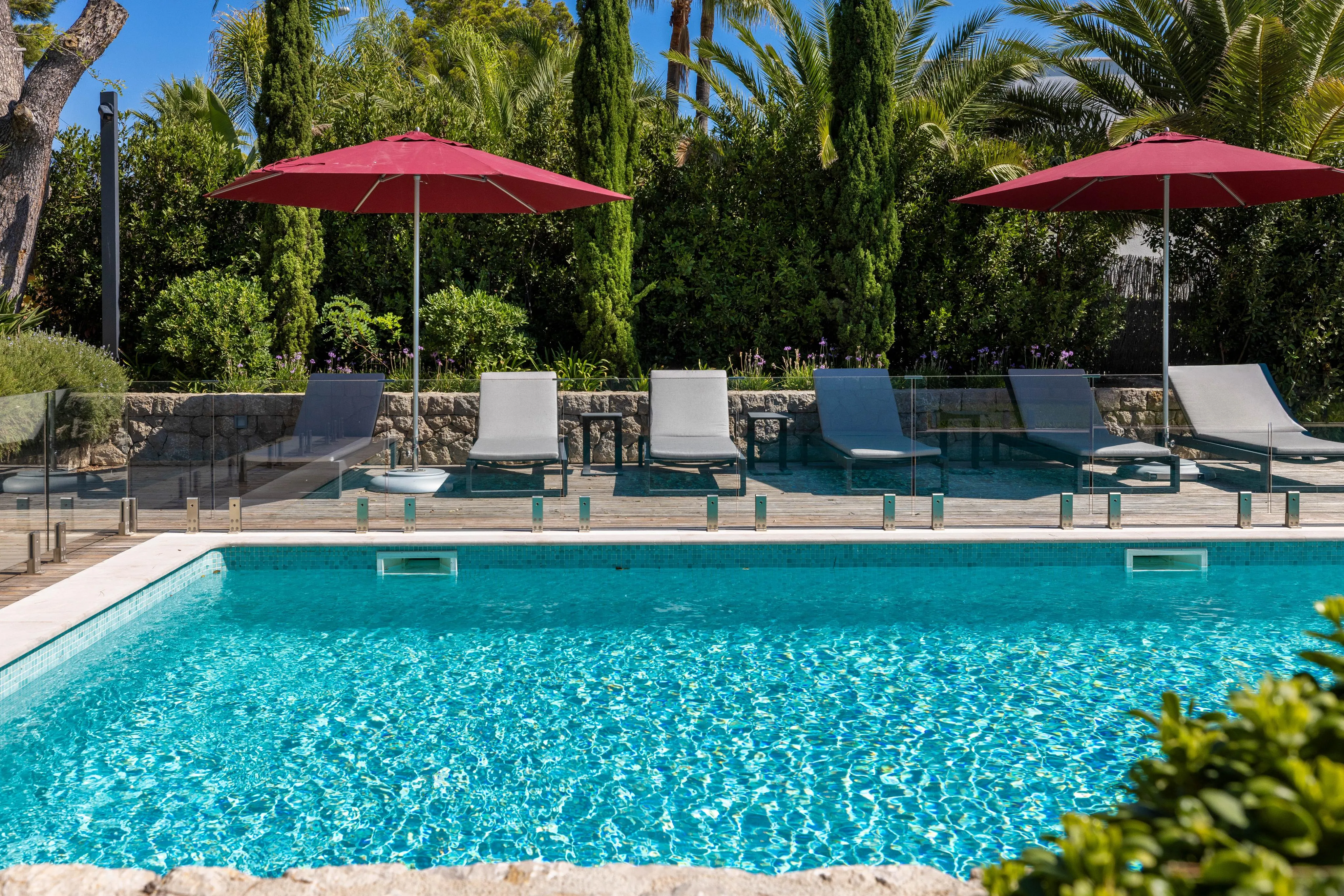 Villa af høj kvalitet med havudsigt, stor have og pool-24