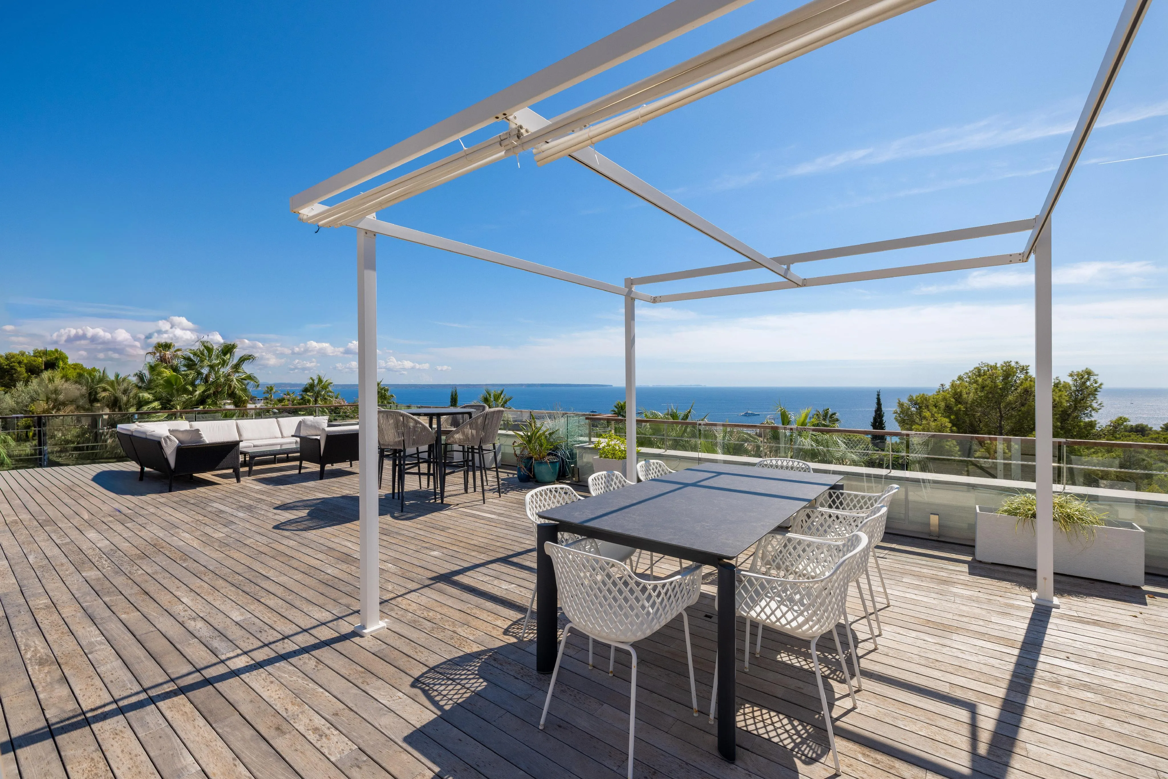 Villa af høj kvalitet med havudsigt, stor have og pool-22