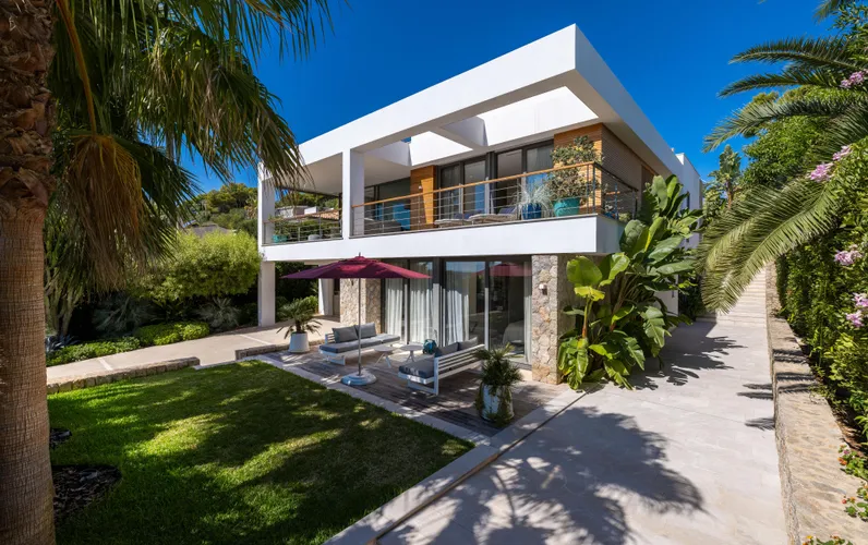 Villa de lujo con vista al mar, gran jardín y piscina
