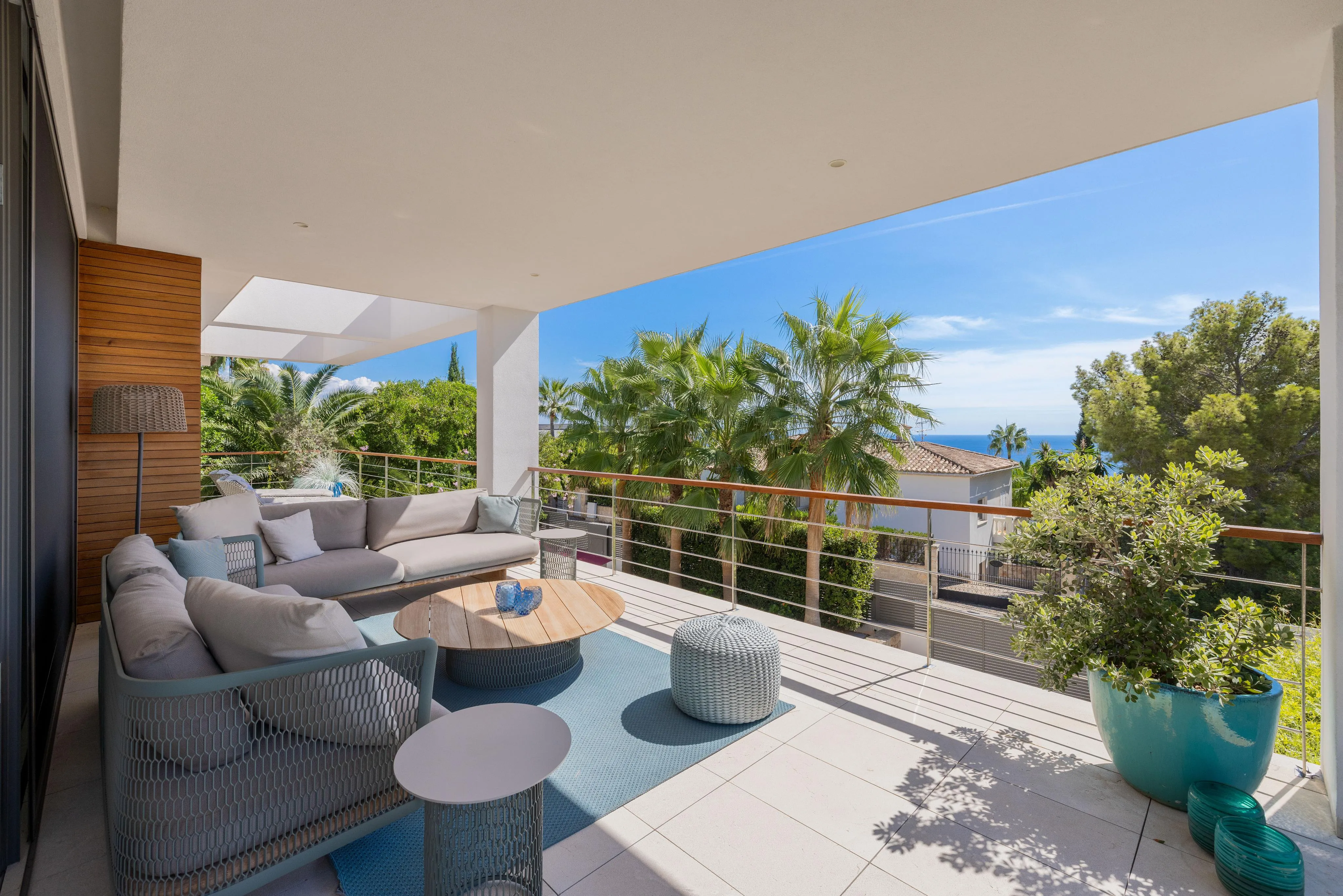 Villa af høj kvalitet med havudsigt, stor have og pool-3