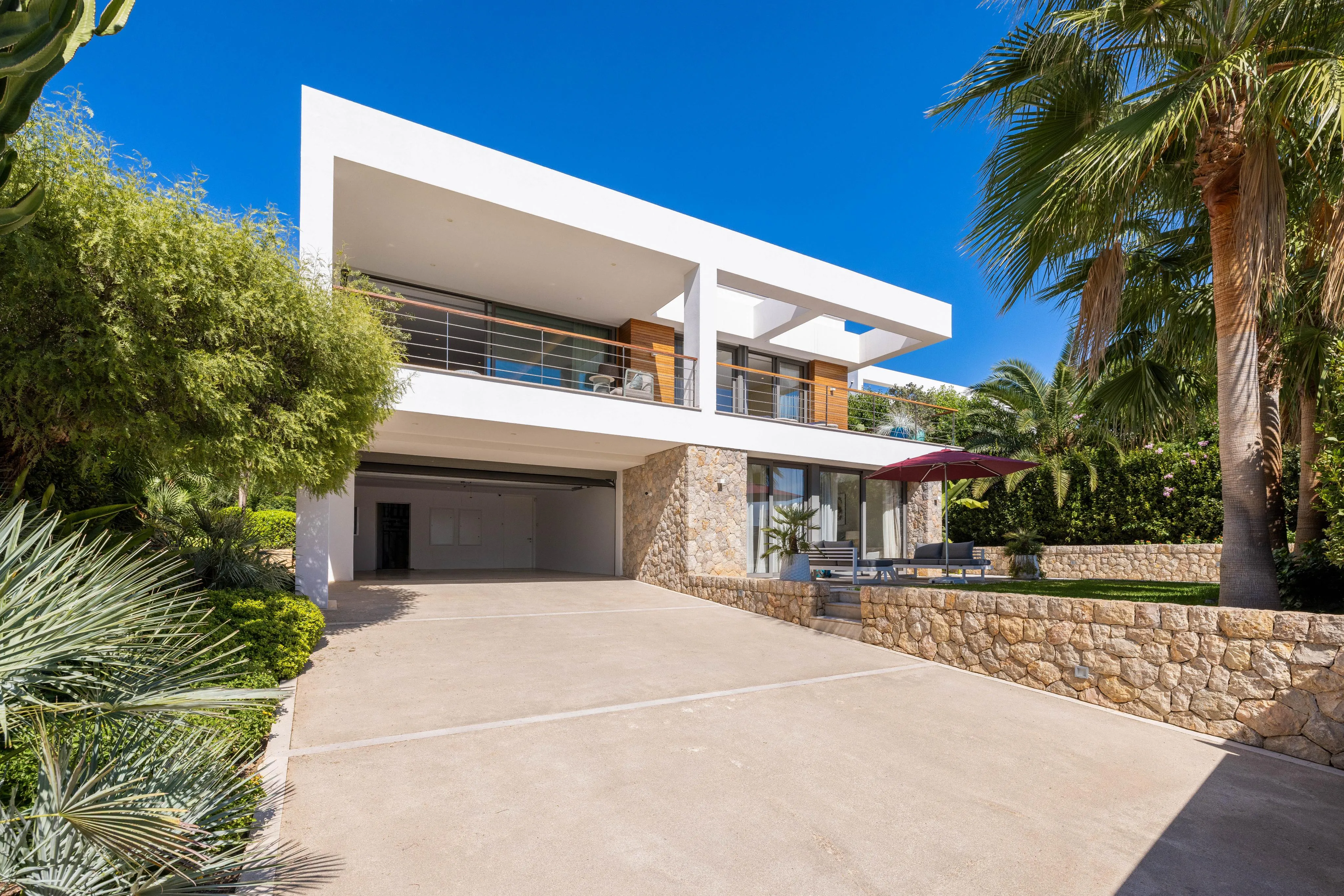 Villa af høj kvalitet med havudsigt, stor have og pool-24