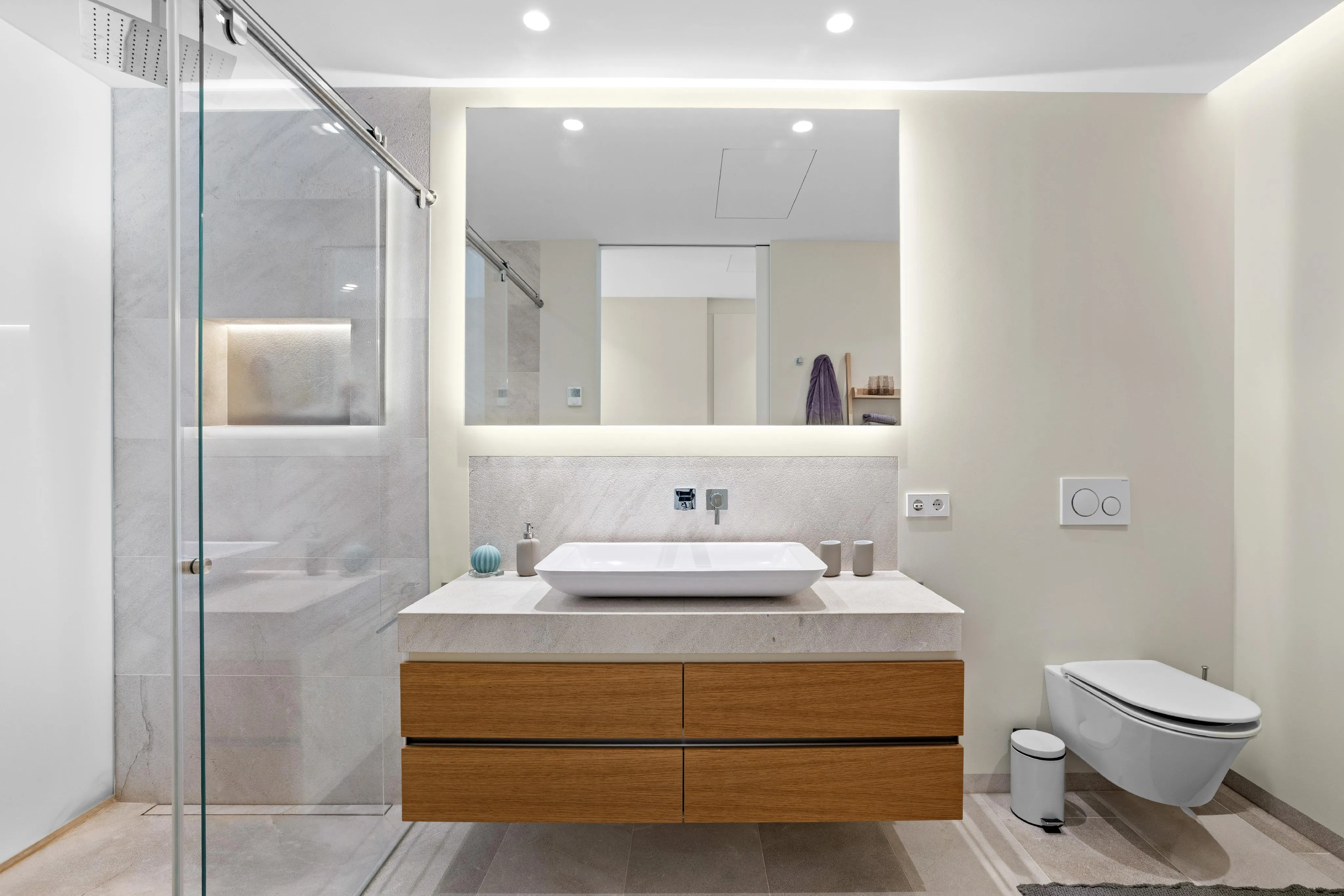 Villa af høj kvalitet med havudsigt, stor have og pool-17