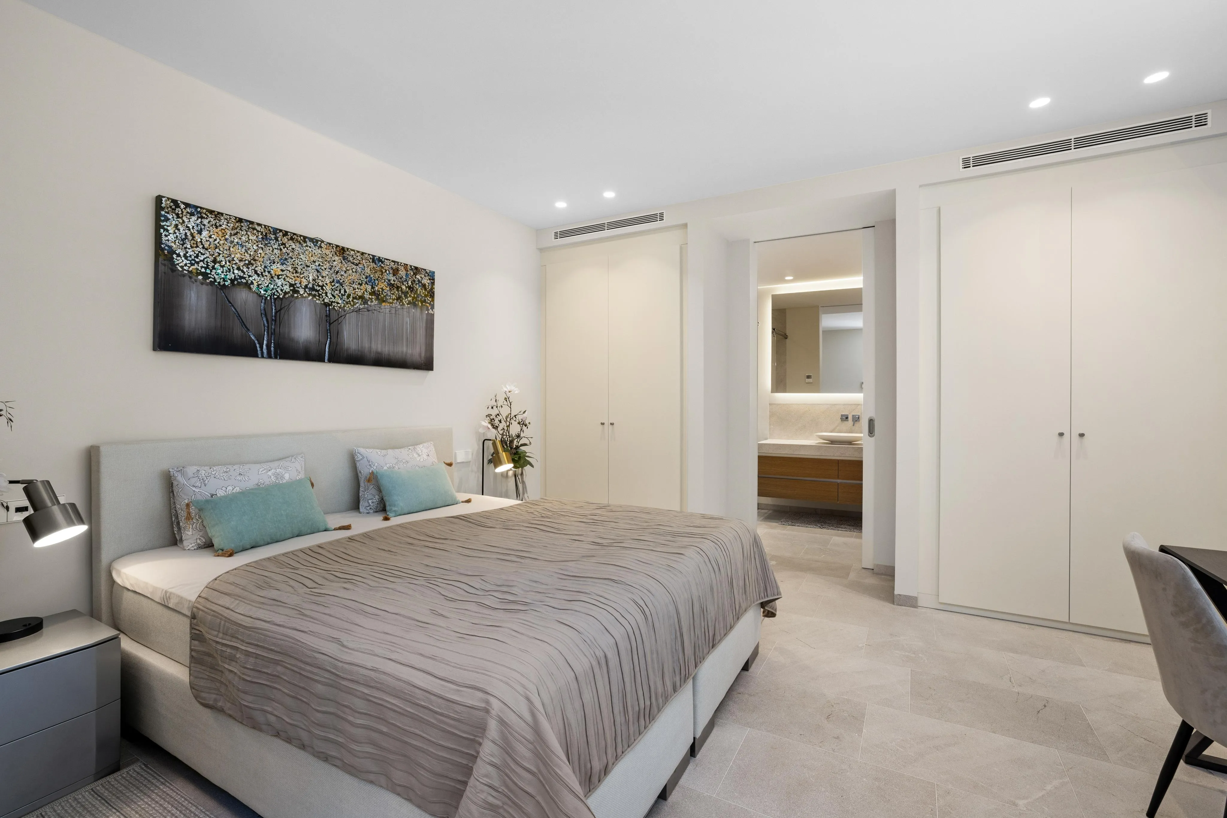 Villa af høj kvalitet med havudsigt, stor have og pool-20