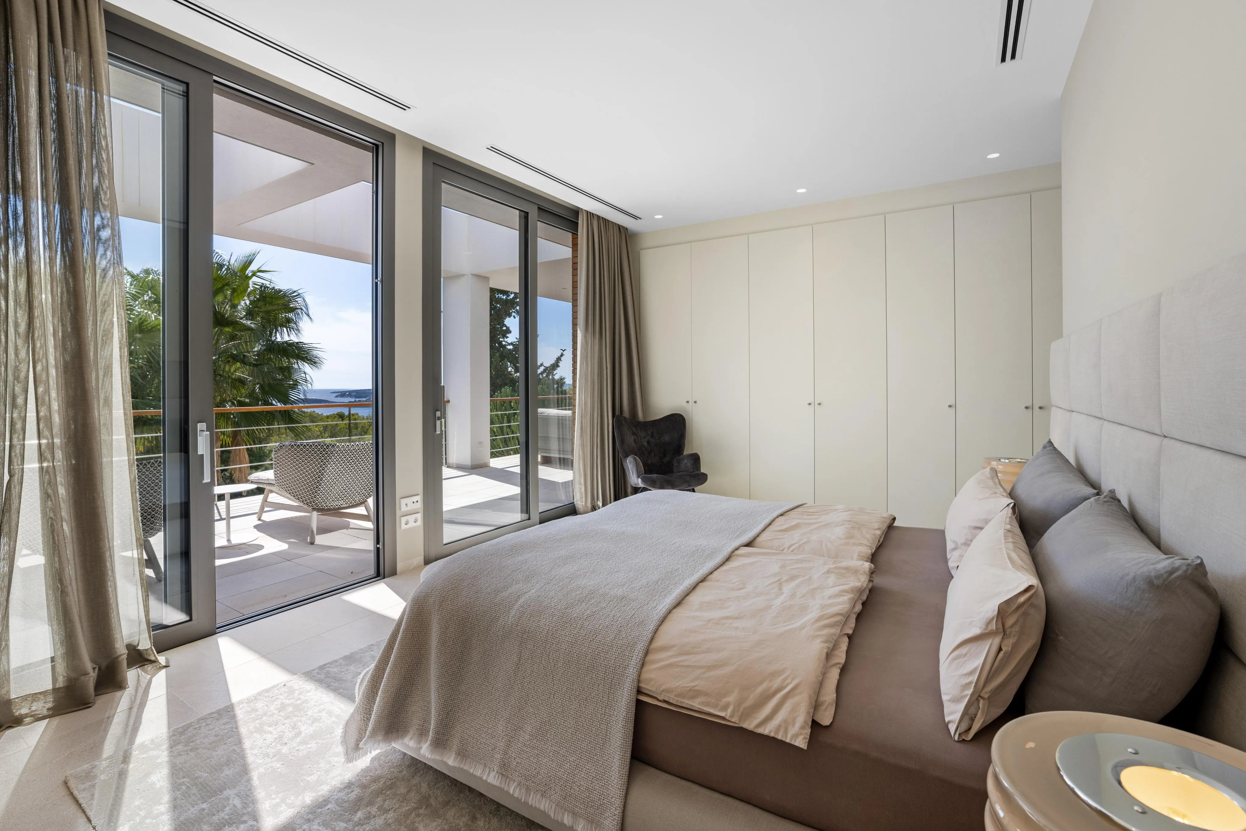 Villa af høj kvalitet med havudsigt, stor have og pool-12