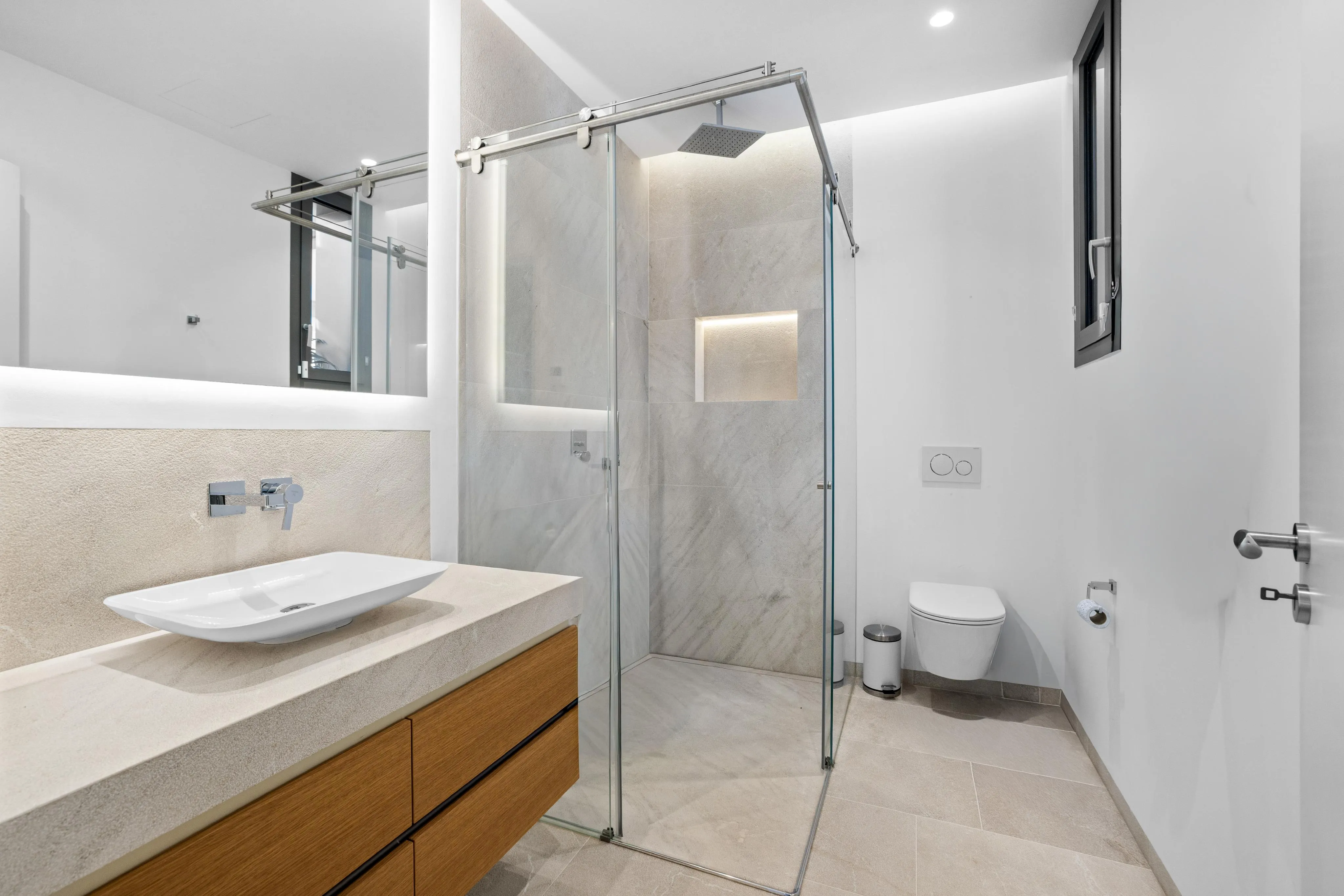 Villa af høj kvalitet med havudsigt, stor have og pool-15