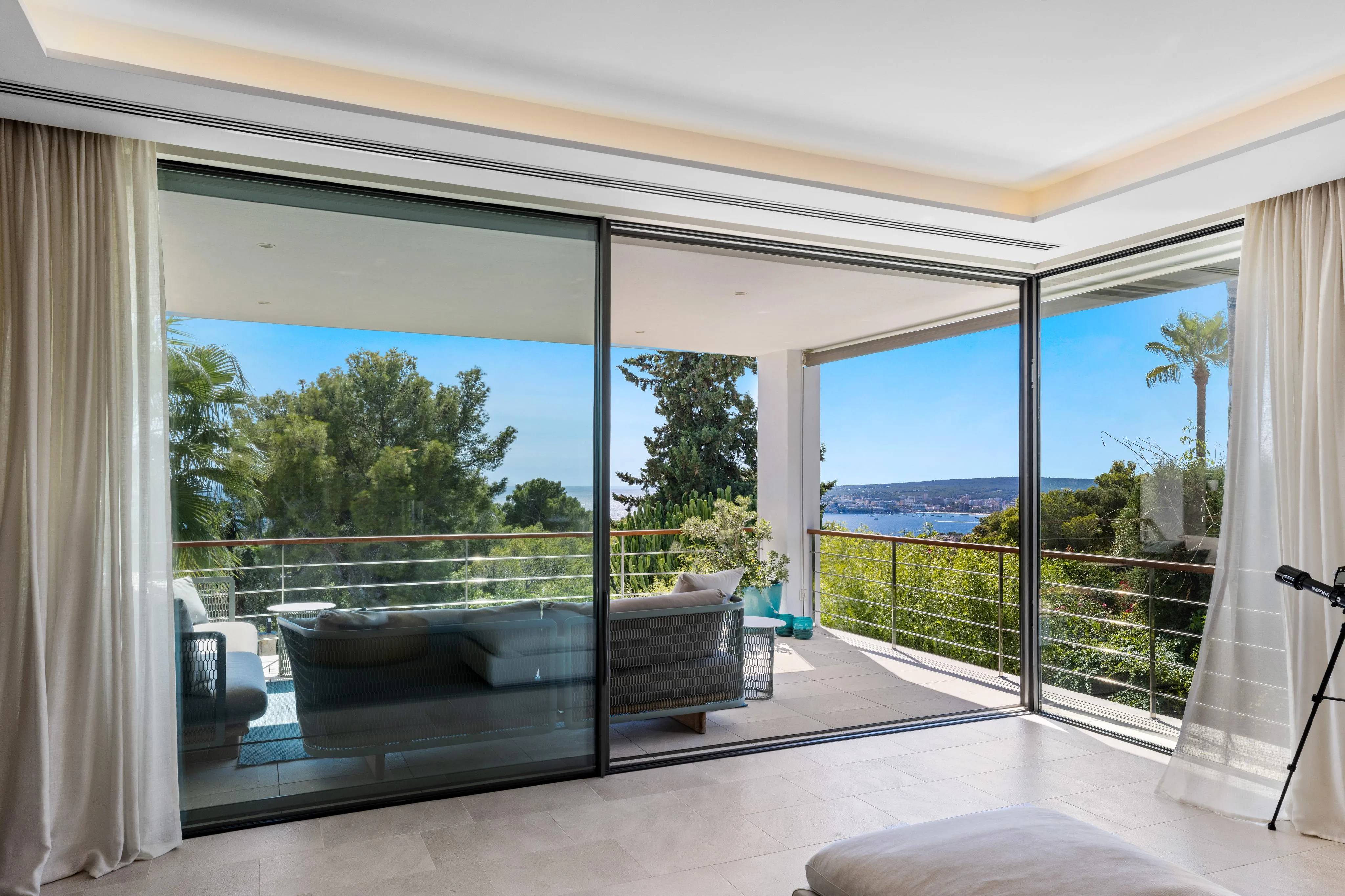 Villa af høj kvalitet med havudsigt, stor have og pool-5