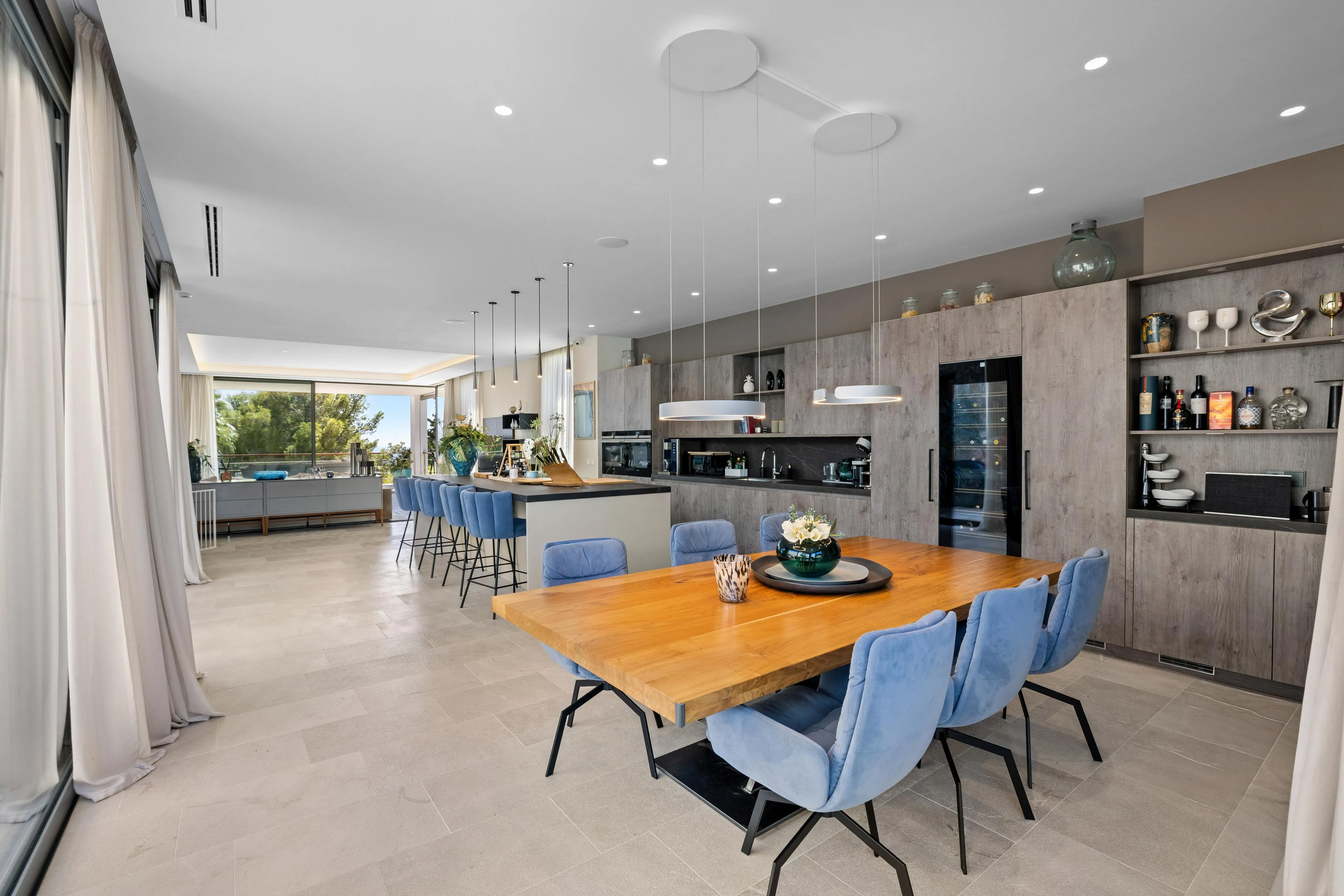 Villa af høj kvalitet med havudsigt, stor have og pool-9