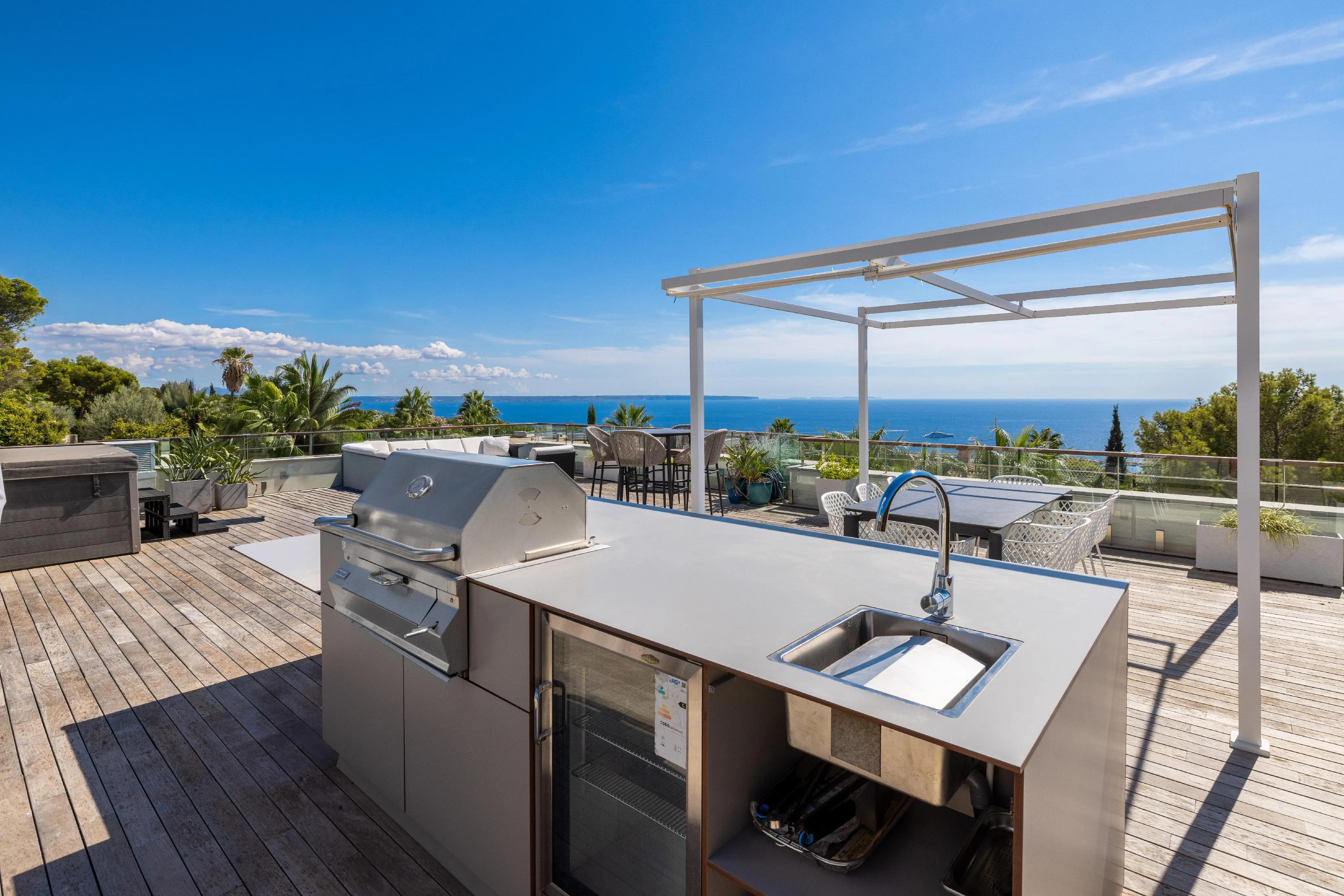 Villa af høj kvalitet med havudsigt, stor have og pool-22