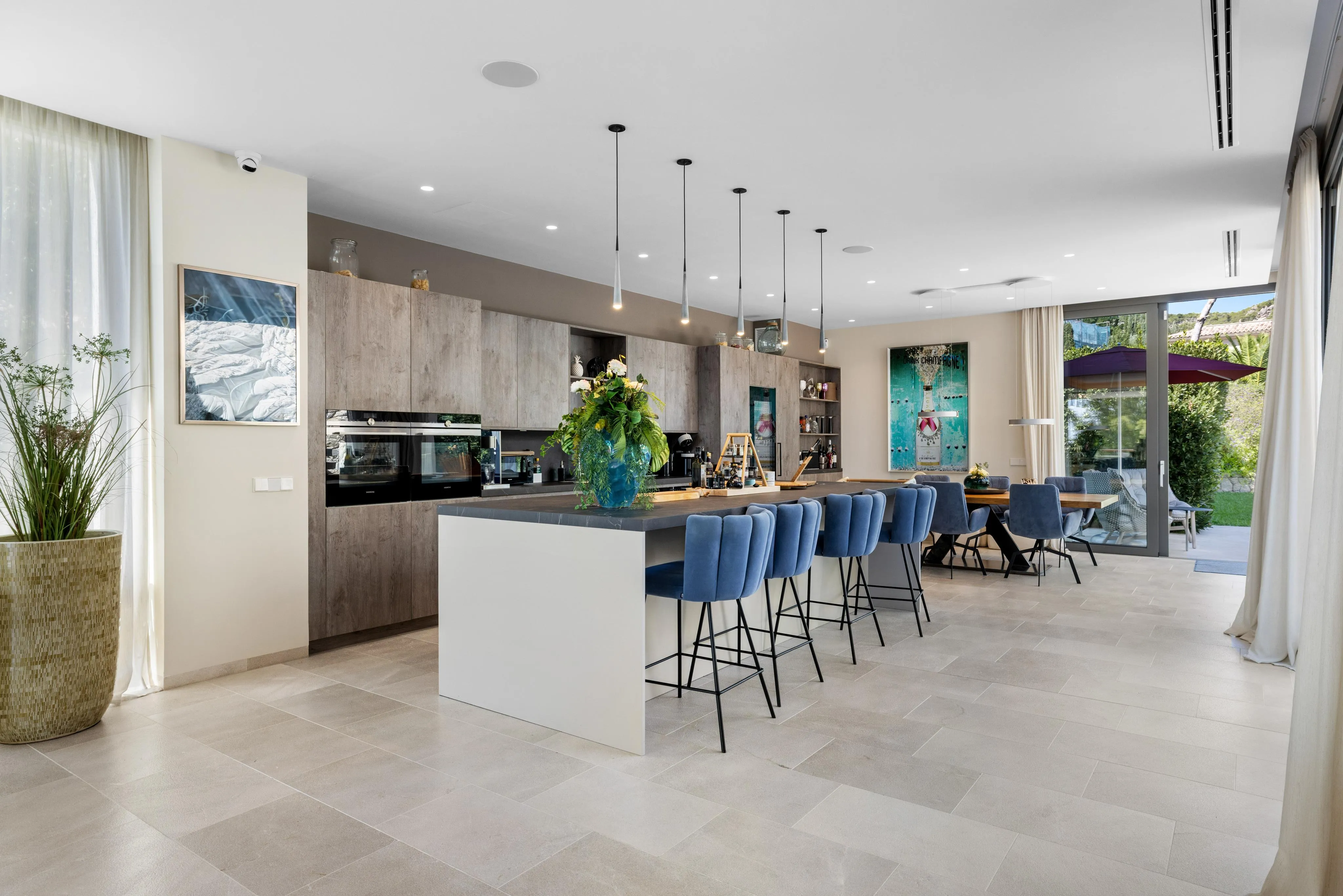 Villa af høj kvalitet med havudsigt, stor have og pool-7