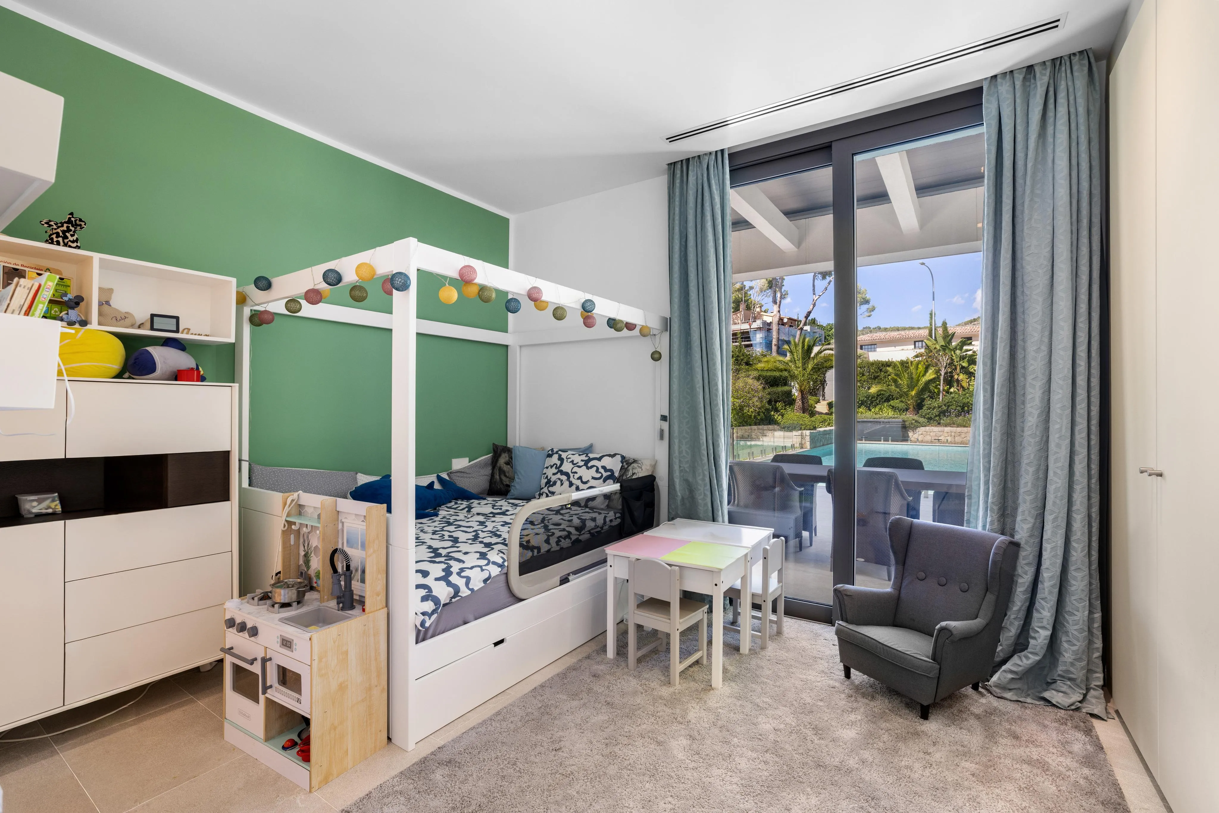 Villa af høj kvalitet med havudsigt, stor have og pool-14