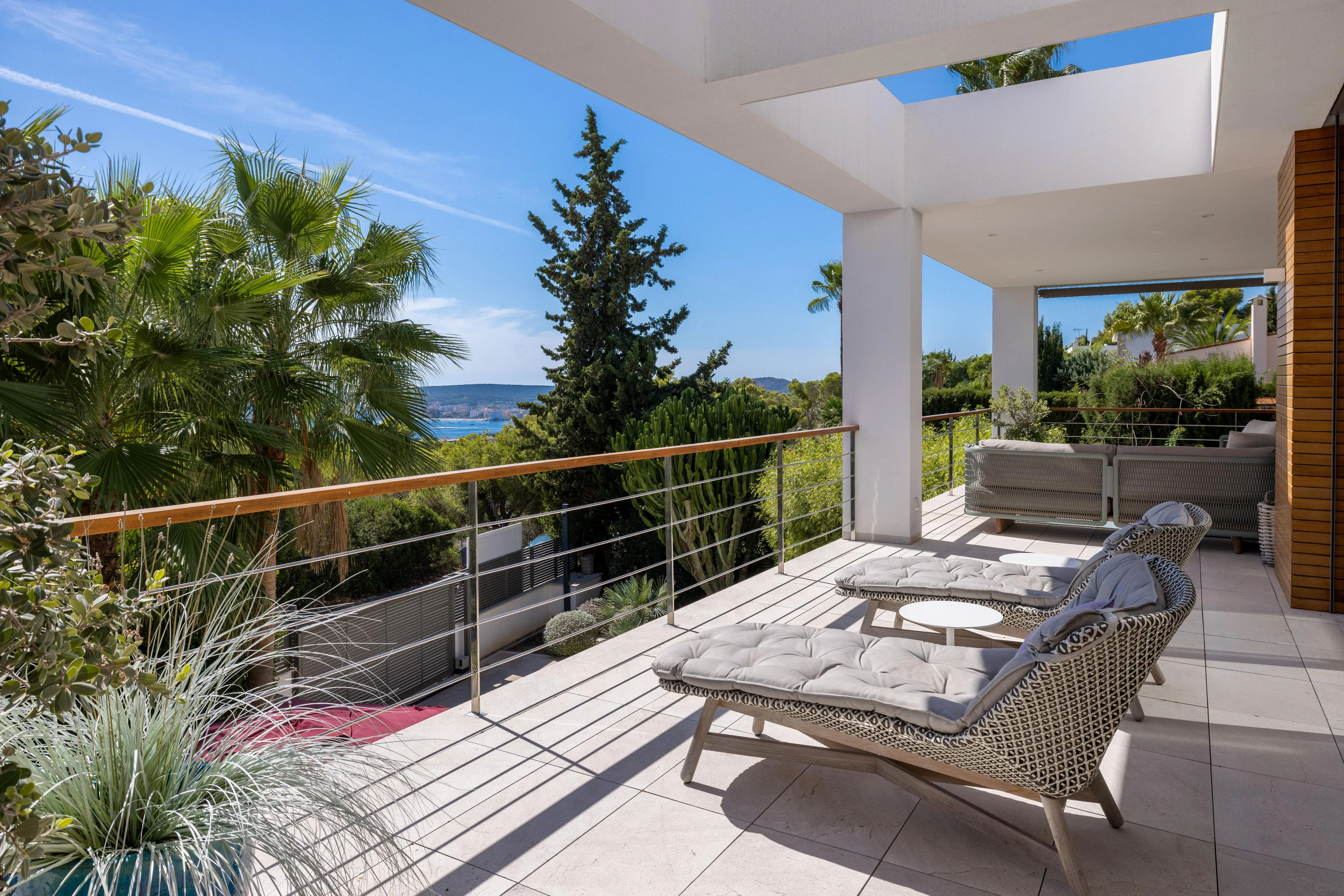 Villa af høj kvalitet med havudsigt, stor have og pool-1