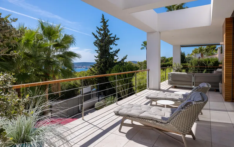 Hochwertige Meerblick Villa mit großem Garten und Pool