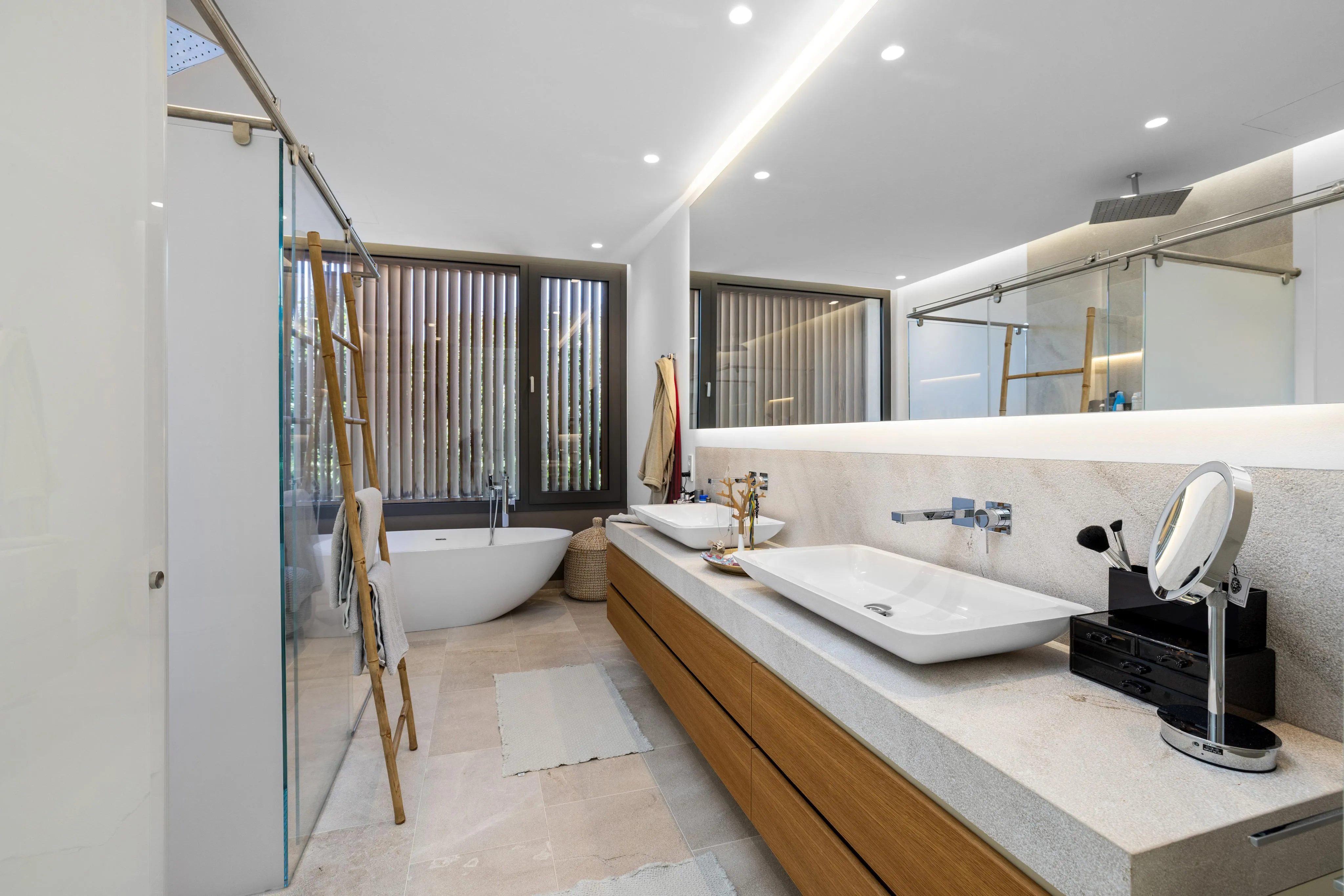 Villa af høj kvalitet med havudsigt, stor have og pool-13