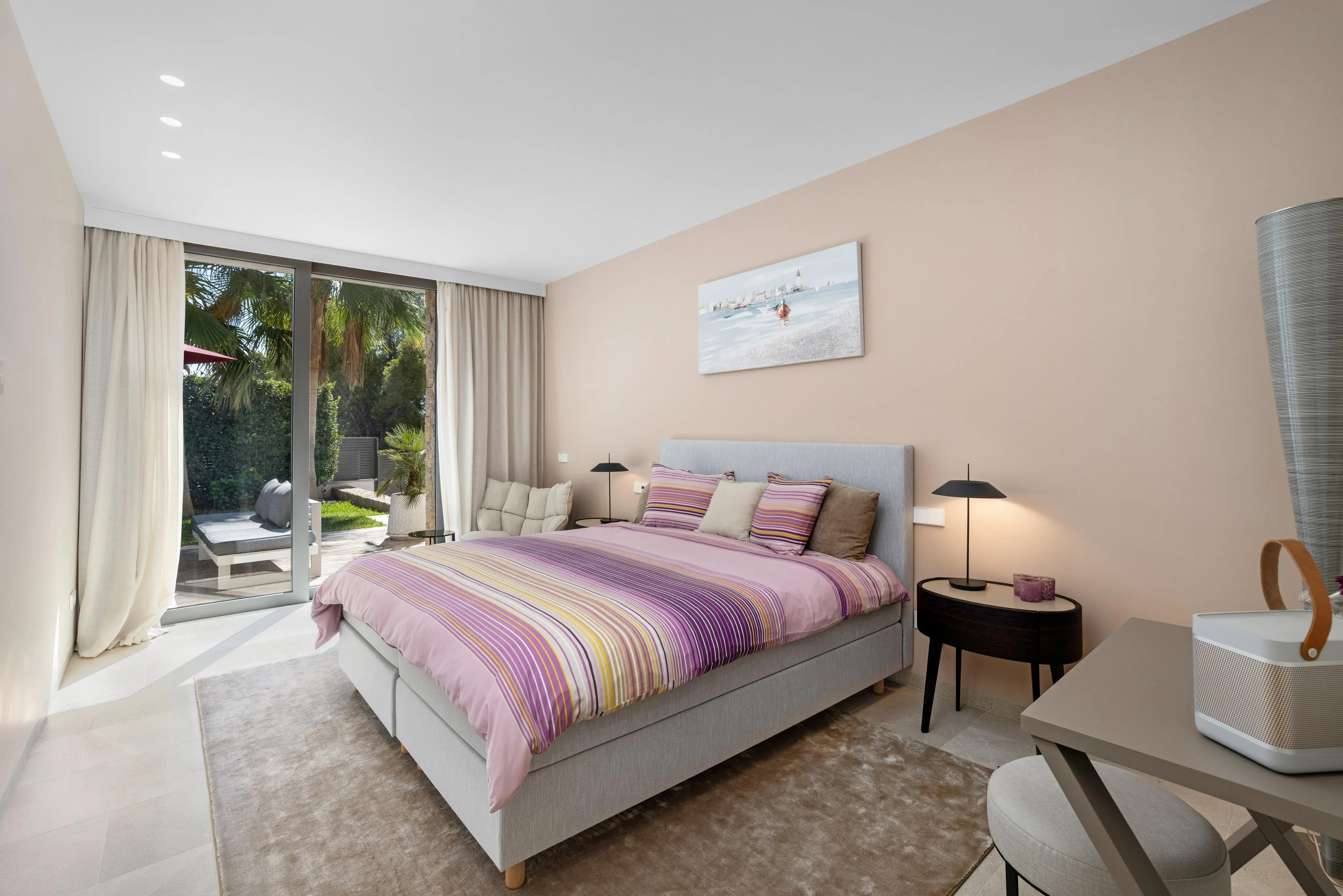 Villa af høj kvalitet med havudsigt, stor have og pool-16