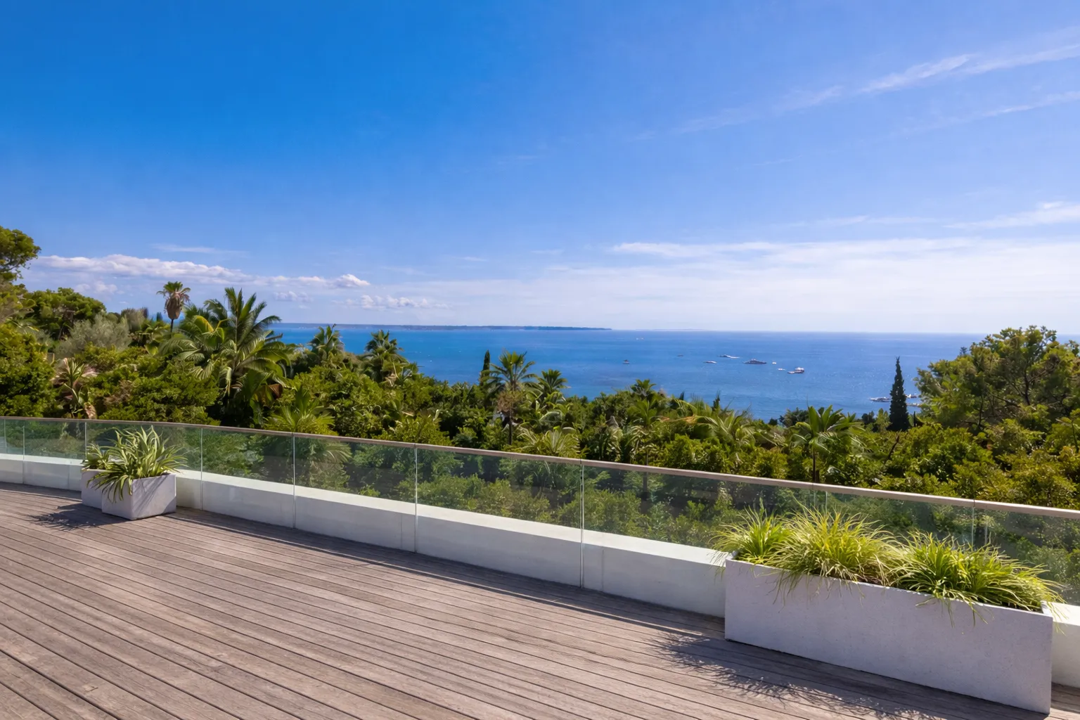 Villa af høj kvalitet med havudsigt, stor have og pool-23