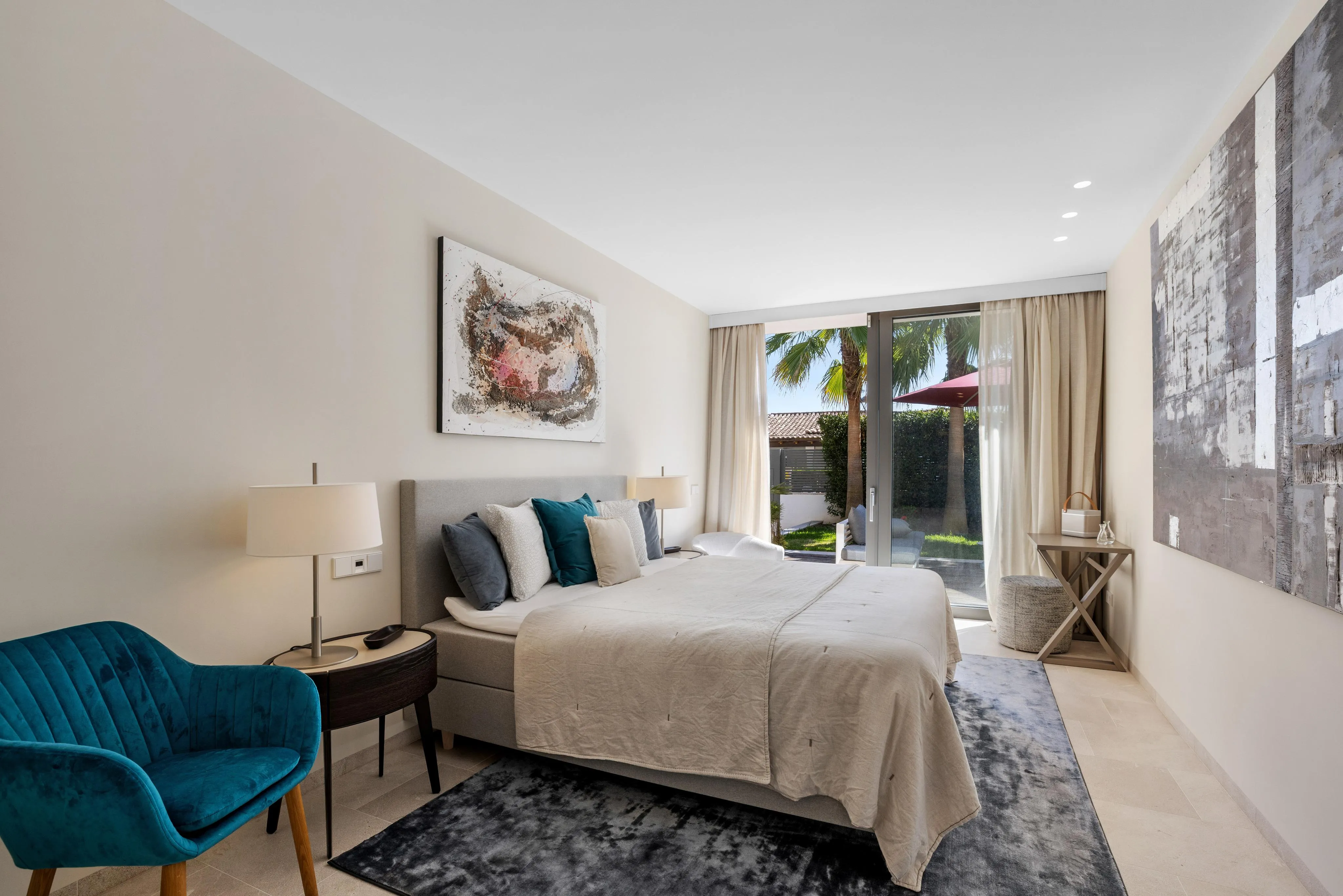 Villa af høj kvalitet med havudsigt, stor have og pool-17