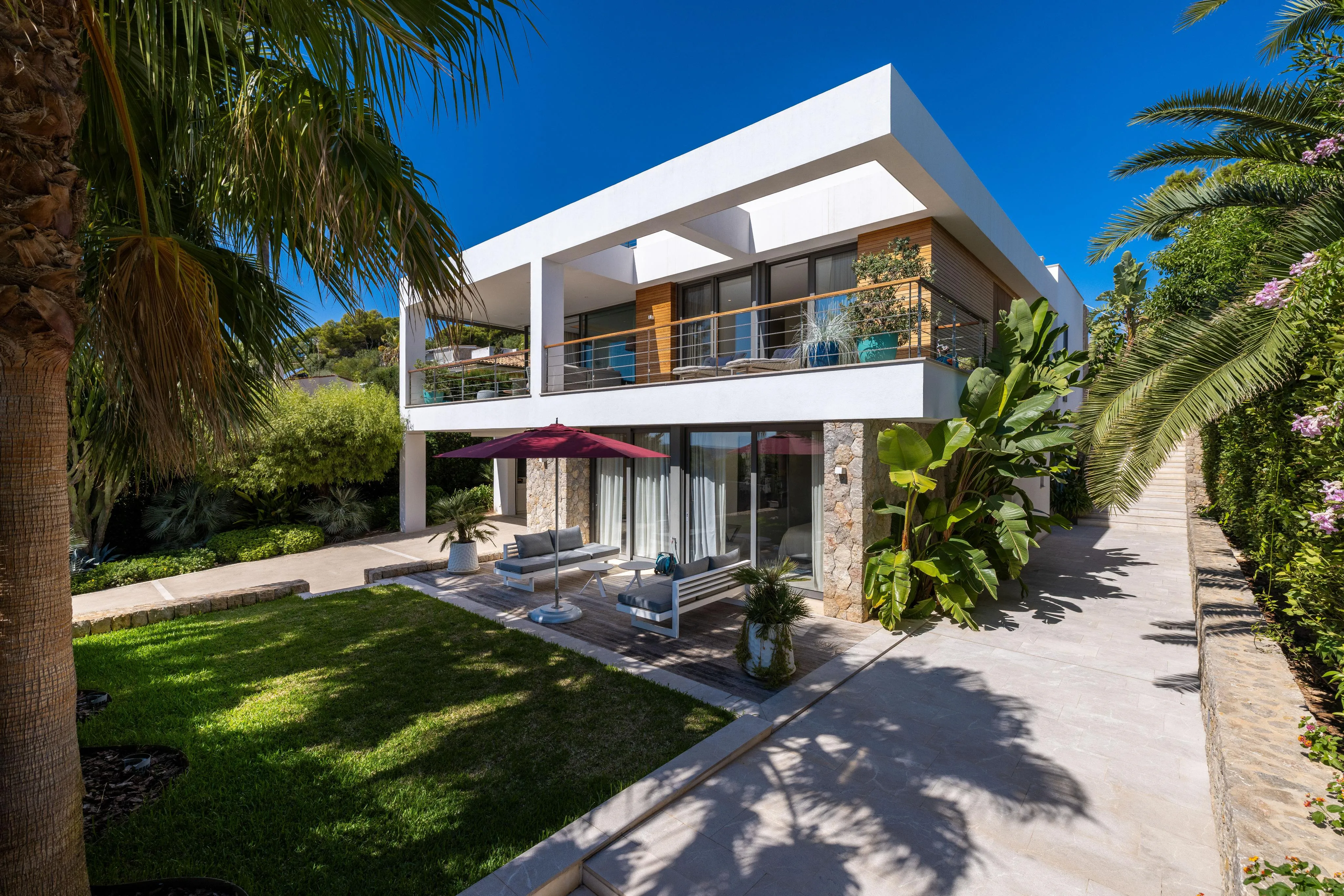 Villa af høj kvalitet med havudsigt, stor have og pool-3