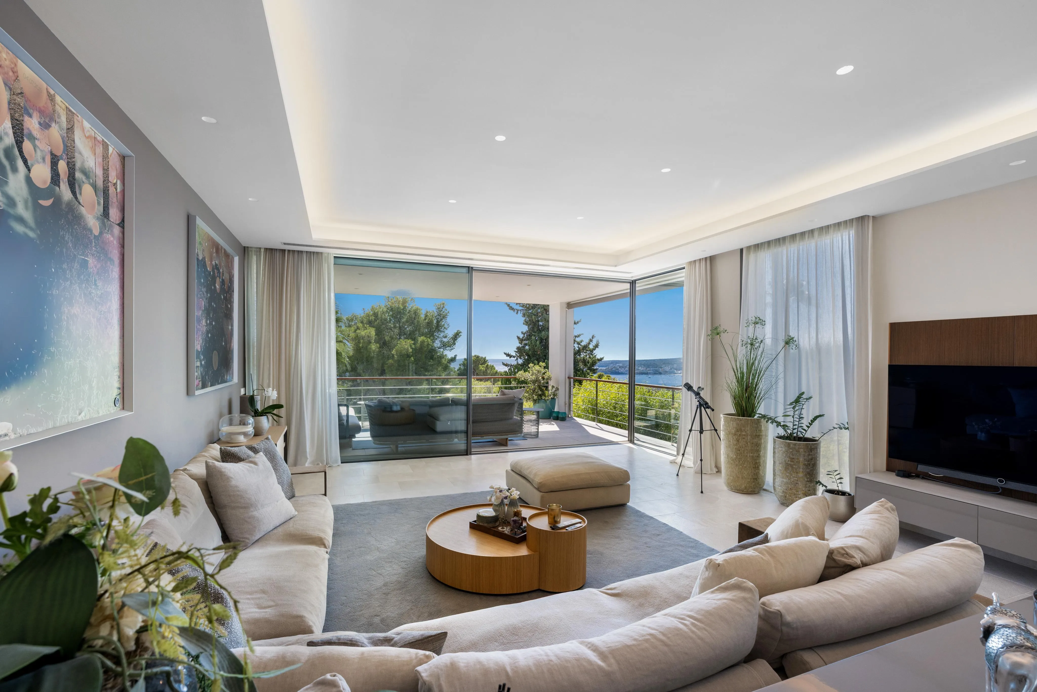 Villa af høj kvalitet med havudsigt, stor have og pool-4