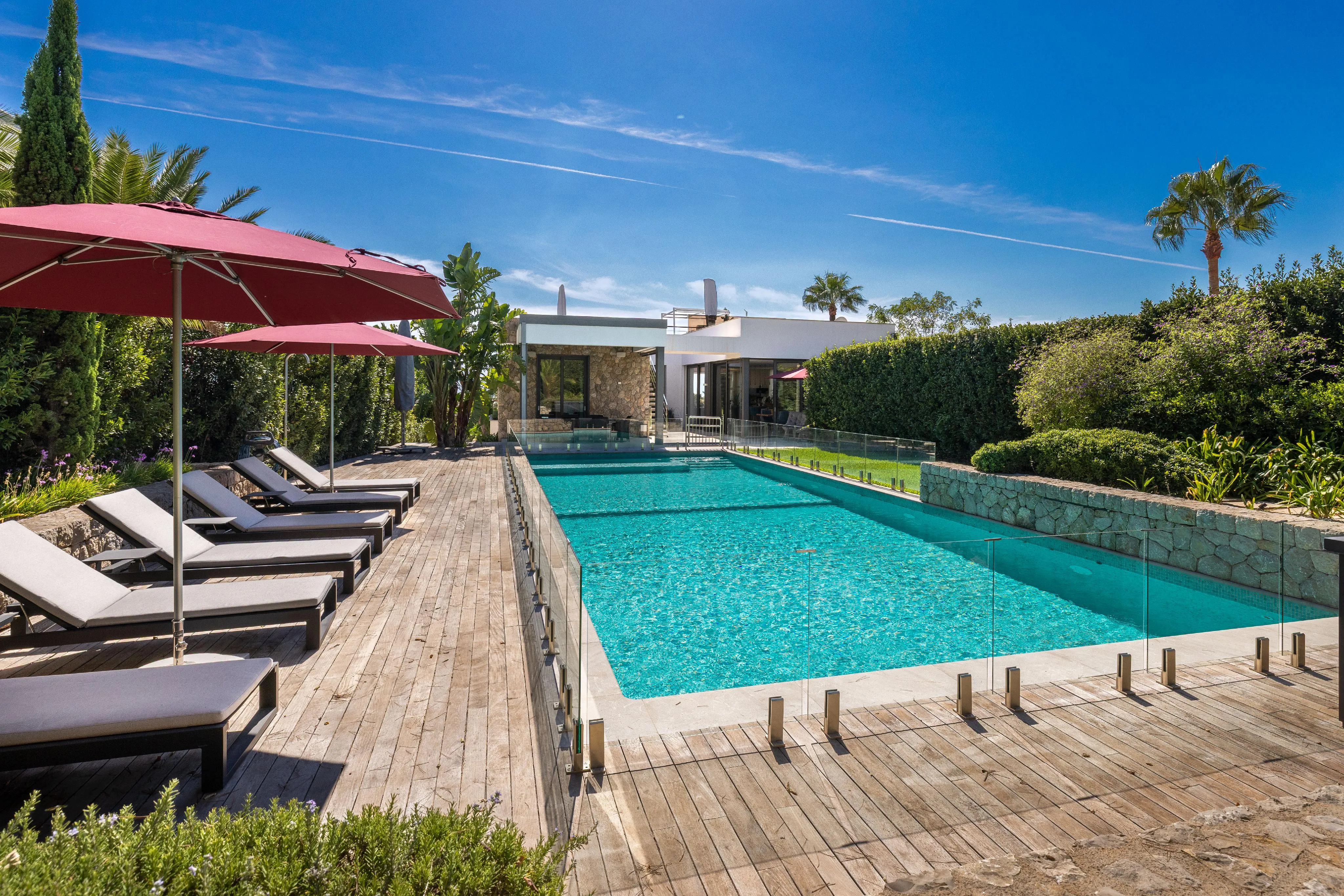 Villa af høj kvalitet med havudsigt, stor have og pool-11