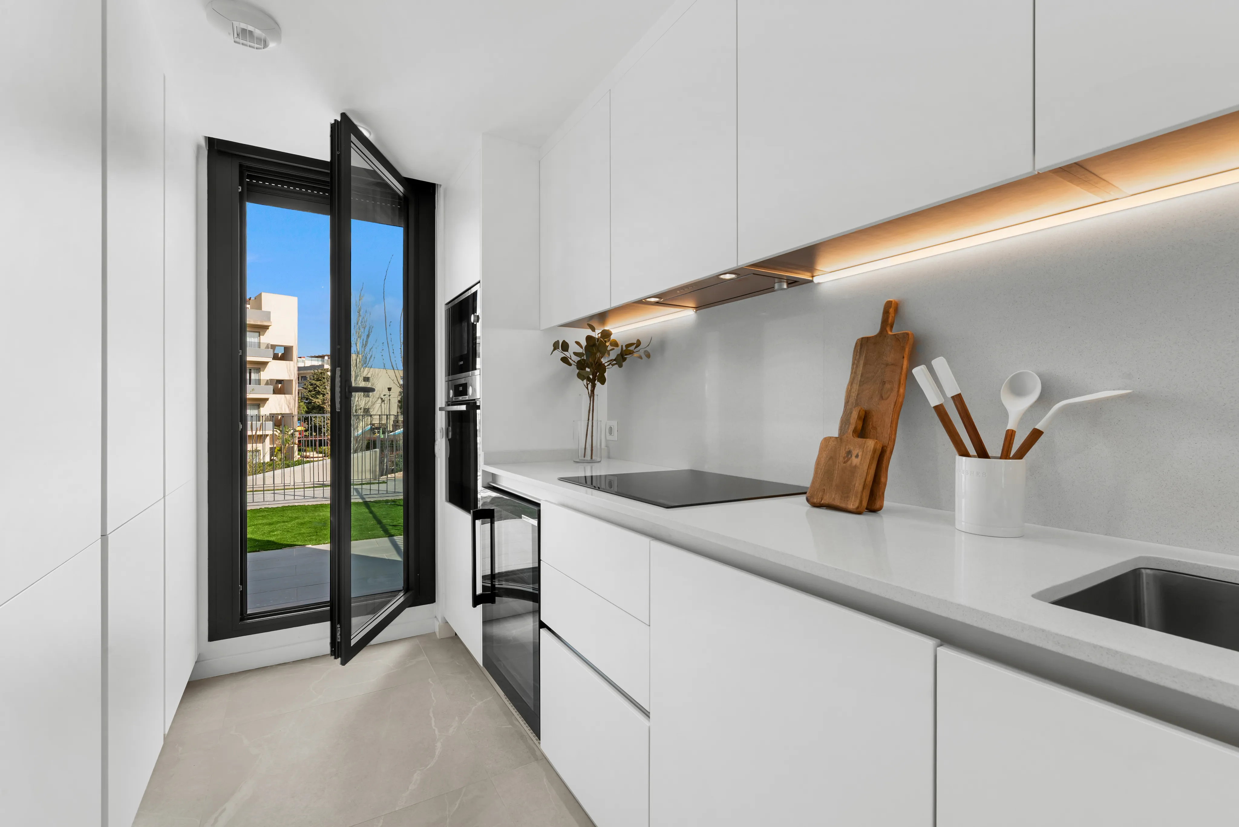 Un pis modern de planta baixa, de nova construcció, a prop de la platja.-7