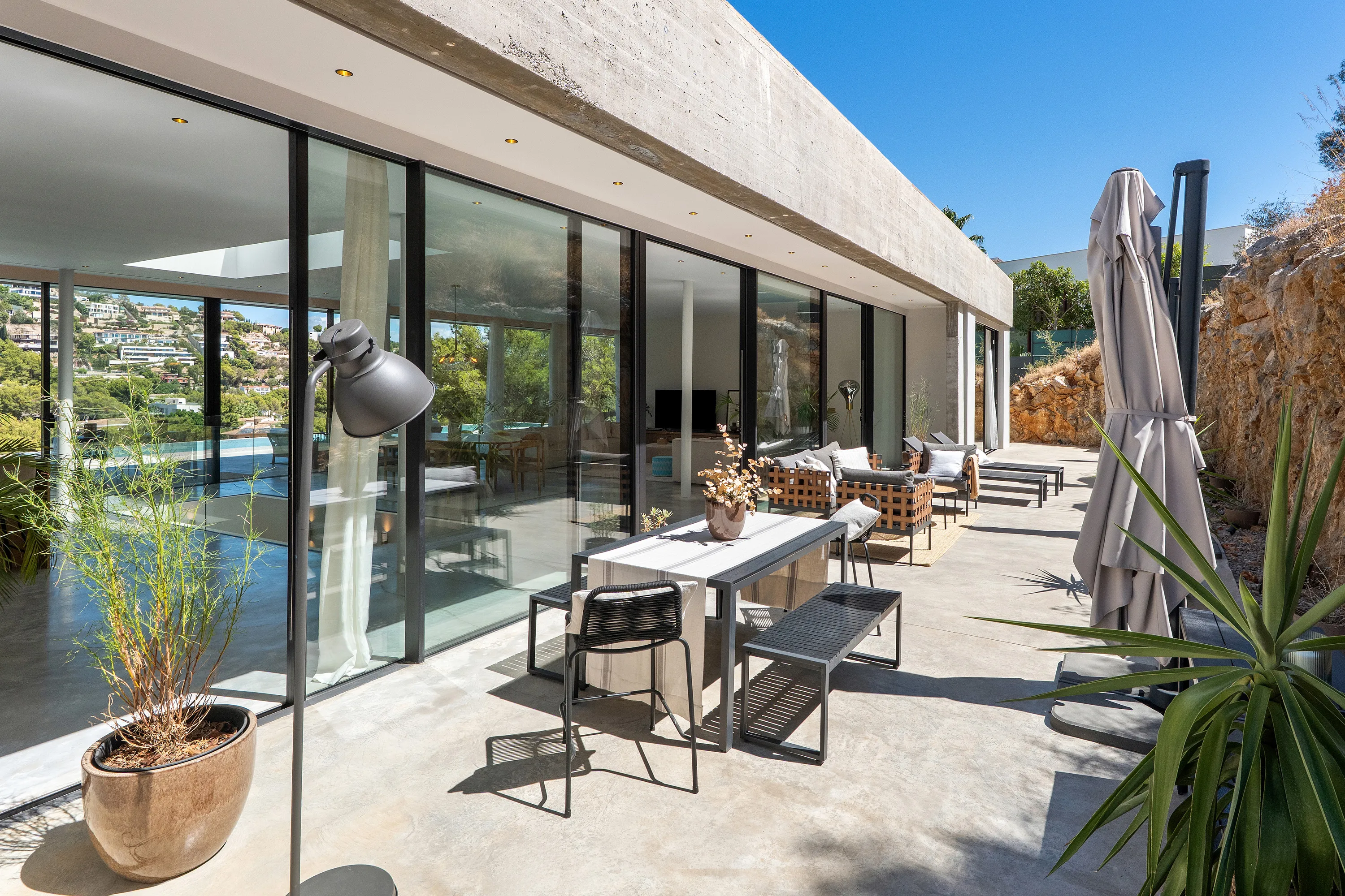 Elegante villa de hormigón arquitectónico en Son Vida-11