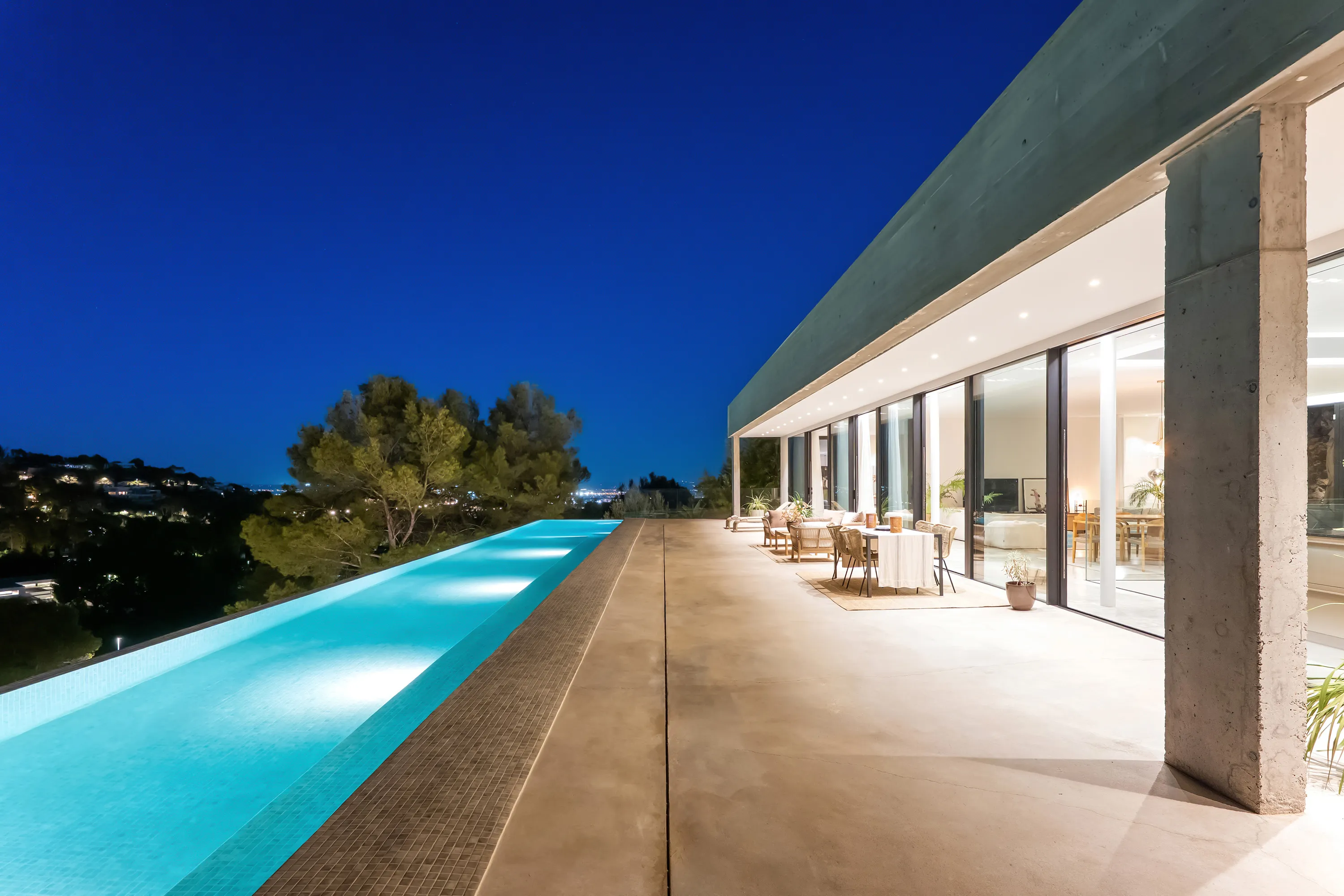 Sofistikeret villa i eksponeret beton-25